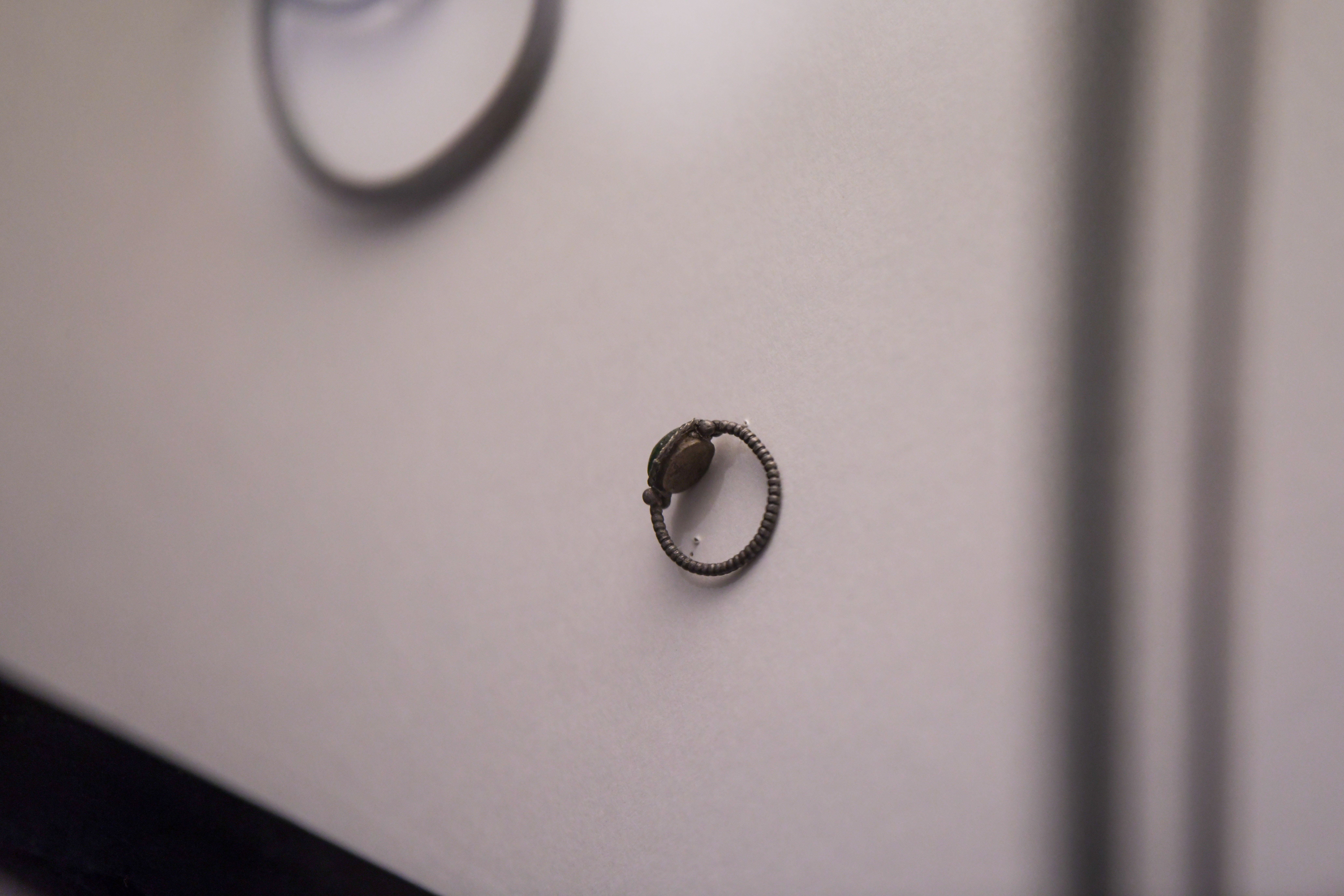 Prstan, del rimskega nakita najdenega na območju Emonike (Foto: DENIS SADIKOVIĆ/N1)