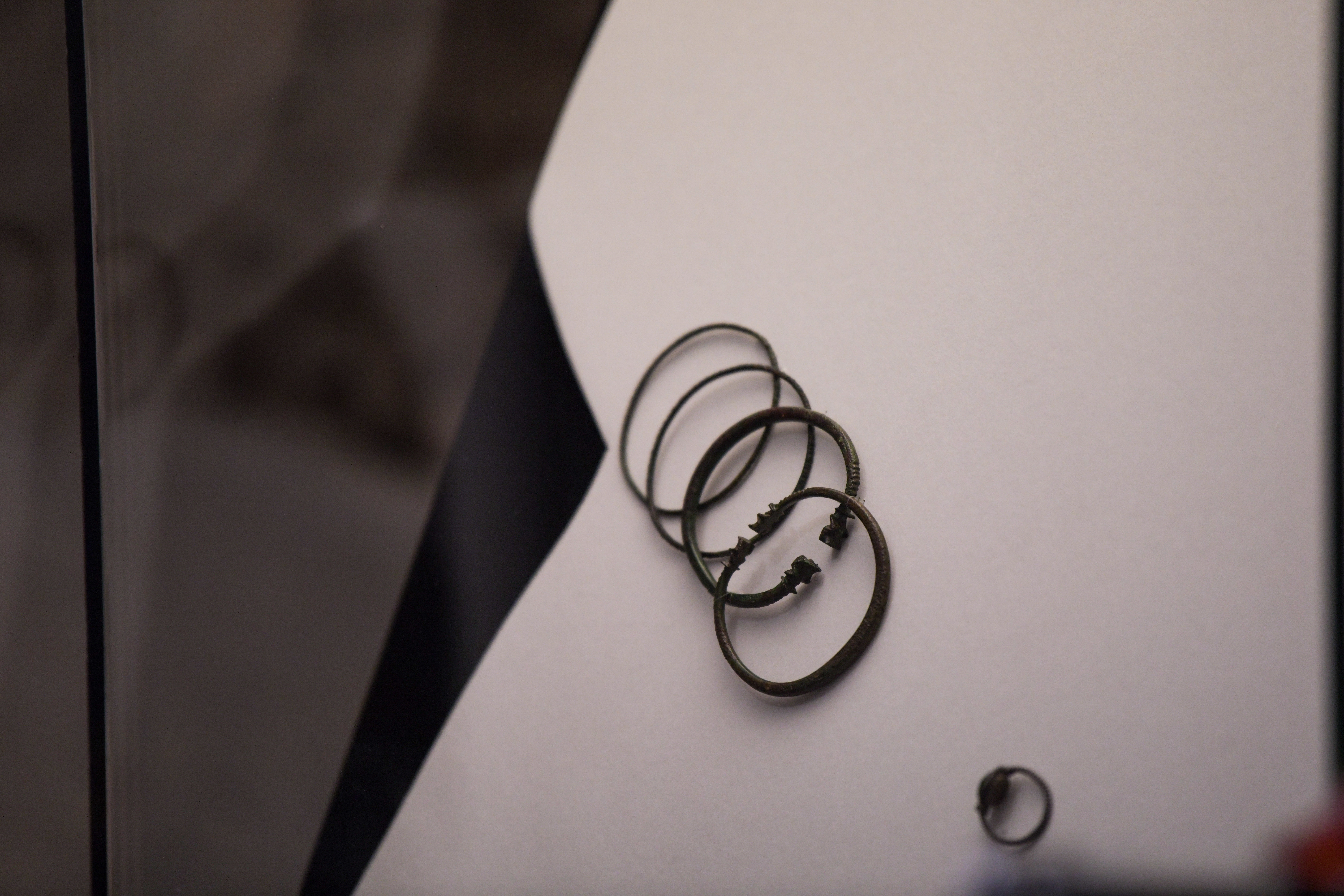 Zapestnice, del rimskega nakita najdenega na območju Emonike (Foto: DENIS SADIKOVIĆ/N1)