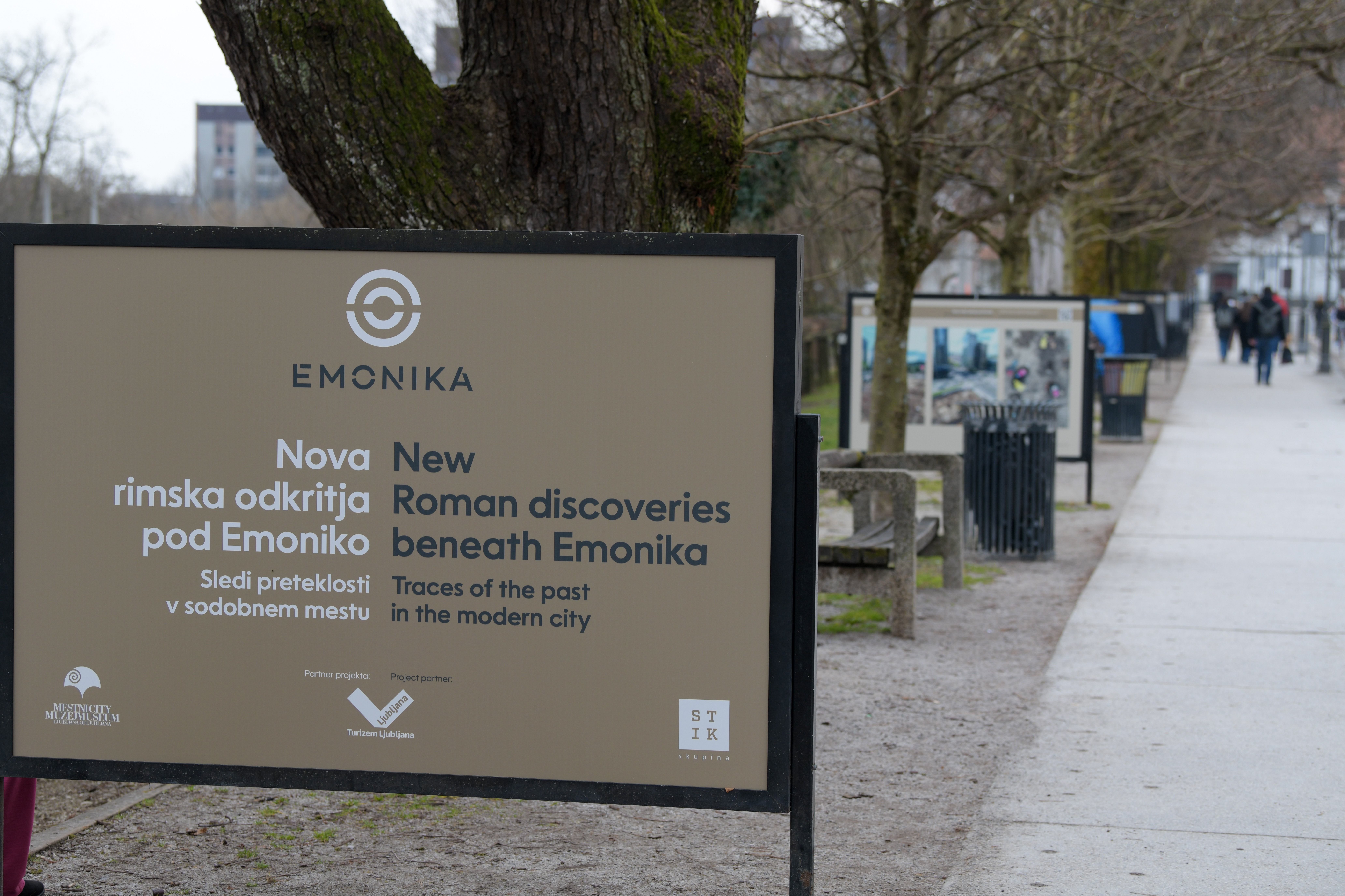 Fotografska razstava na Krakovskem nabrežju o najdbah na območju Emonike (Foto: DENIS SADIKOVIĆ/N1)