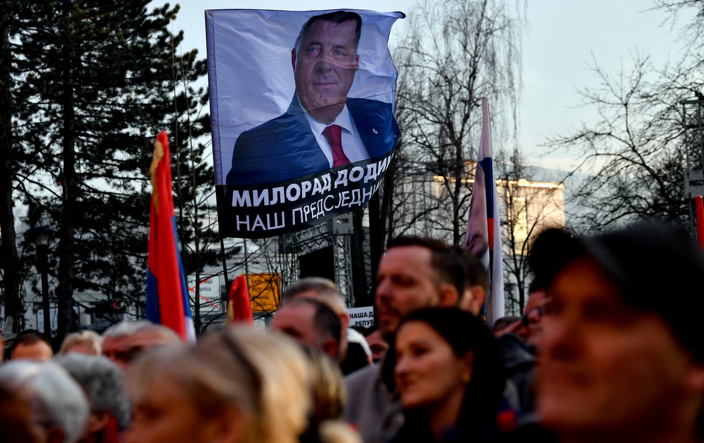 Vučić sklical nujno sejo sveta za nacionalno varnost  Srbski predsednik Aleksandar Vučić je po razglasitvi sodbe za danes ob 17. uri sklical nujno seje sveta za nacionalno varnost, poroča N1 BiH. Po seji se bo Vučić odpravil k Dodiku v Banjaluko. (2)