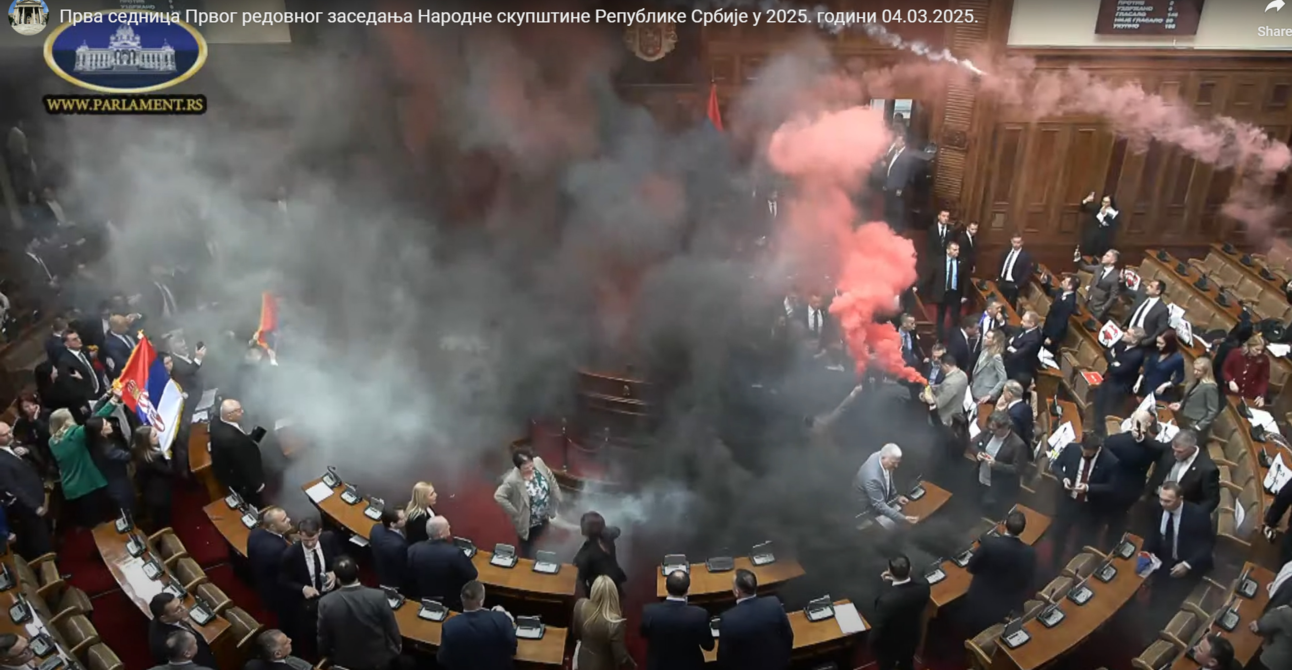 Dimne bombe na zasedanju srbske narodne skupščine (Foto: Miloš Tešić/ATAImages/PIXSELL/F.A.BOBO)