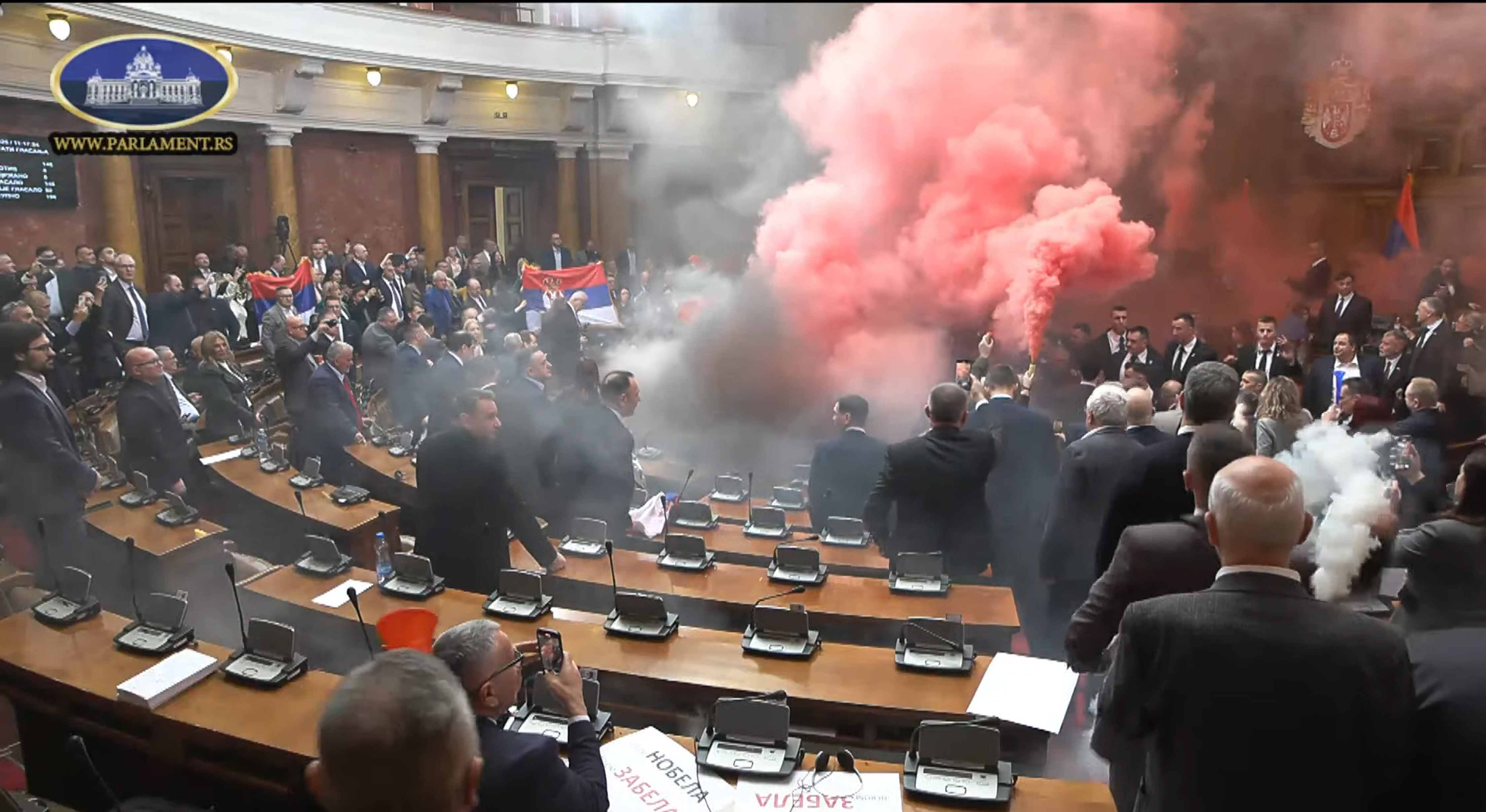 Dimne bombe na zasedanju srbske narodne skupščine (Foto: Miloš Tešić/ATAImages/PIXSELL/F.A.BOBO)