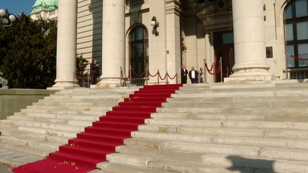 Državljani v stavbo skupščine metali jajca. (Foto: N1)