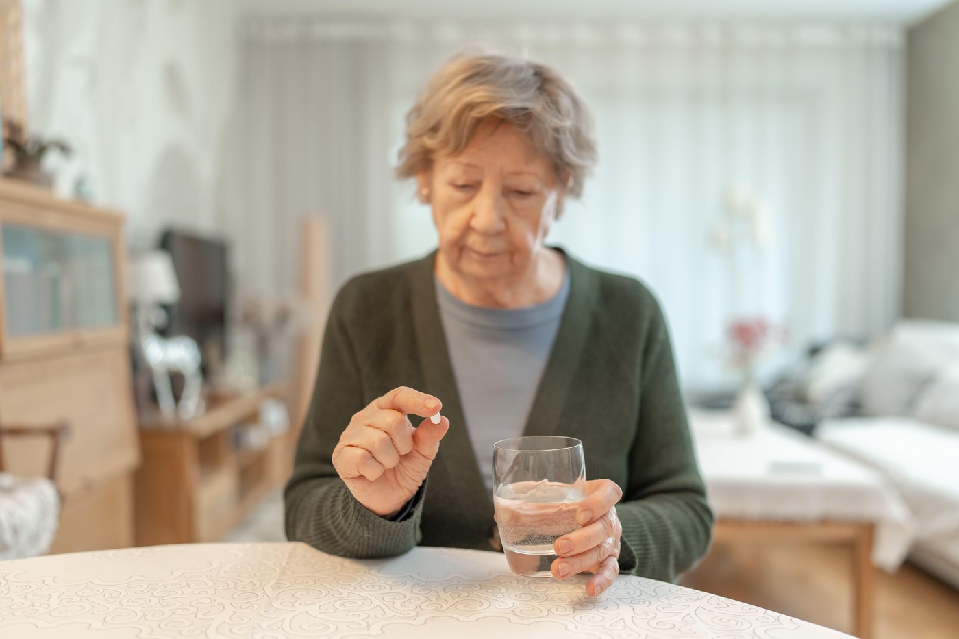 ženska, starejša, tableta, zdravilo, zdravila