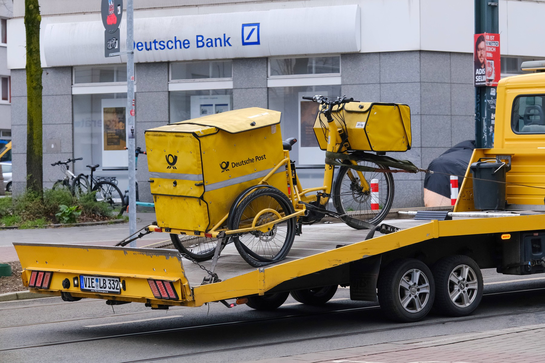 Düsseldorf 28.02.2025 Deutsche Post DHL Brief Briefe Briefzustellung Zusteller Briefpost Posthorn Postbote Postzusteller