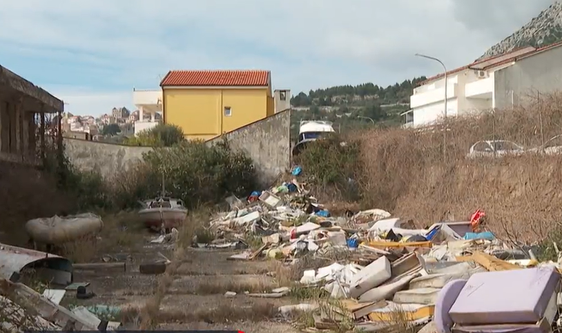 Smeti v hrvaškem mestu Igrane (Foto: DNEVNIK.HR)