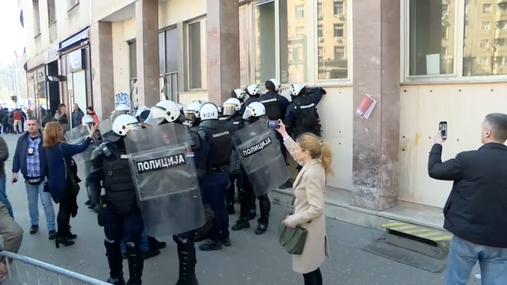 1741263053-policija-pred-srbsko-skupscino.jpg