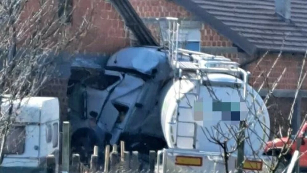 63034149-kamion-sletio-s-ceste-u-kucu