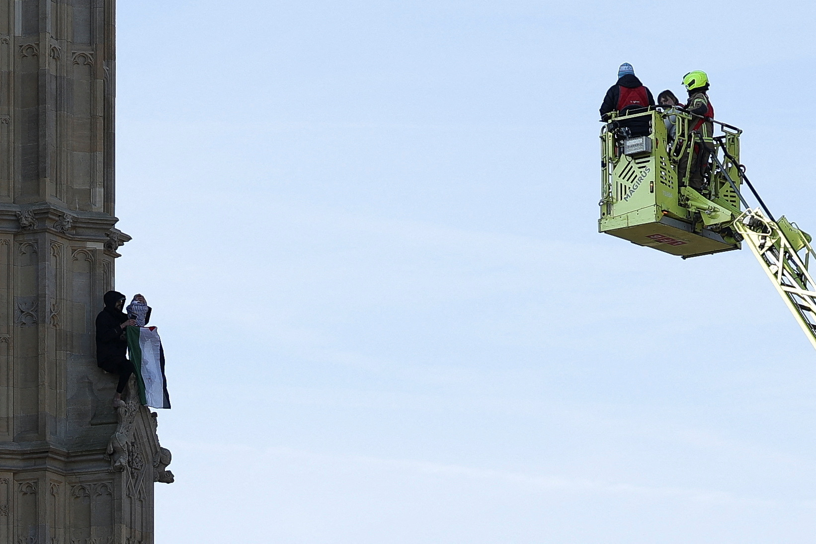 protestnik se je pozvpel na stol big ben