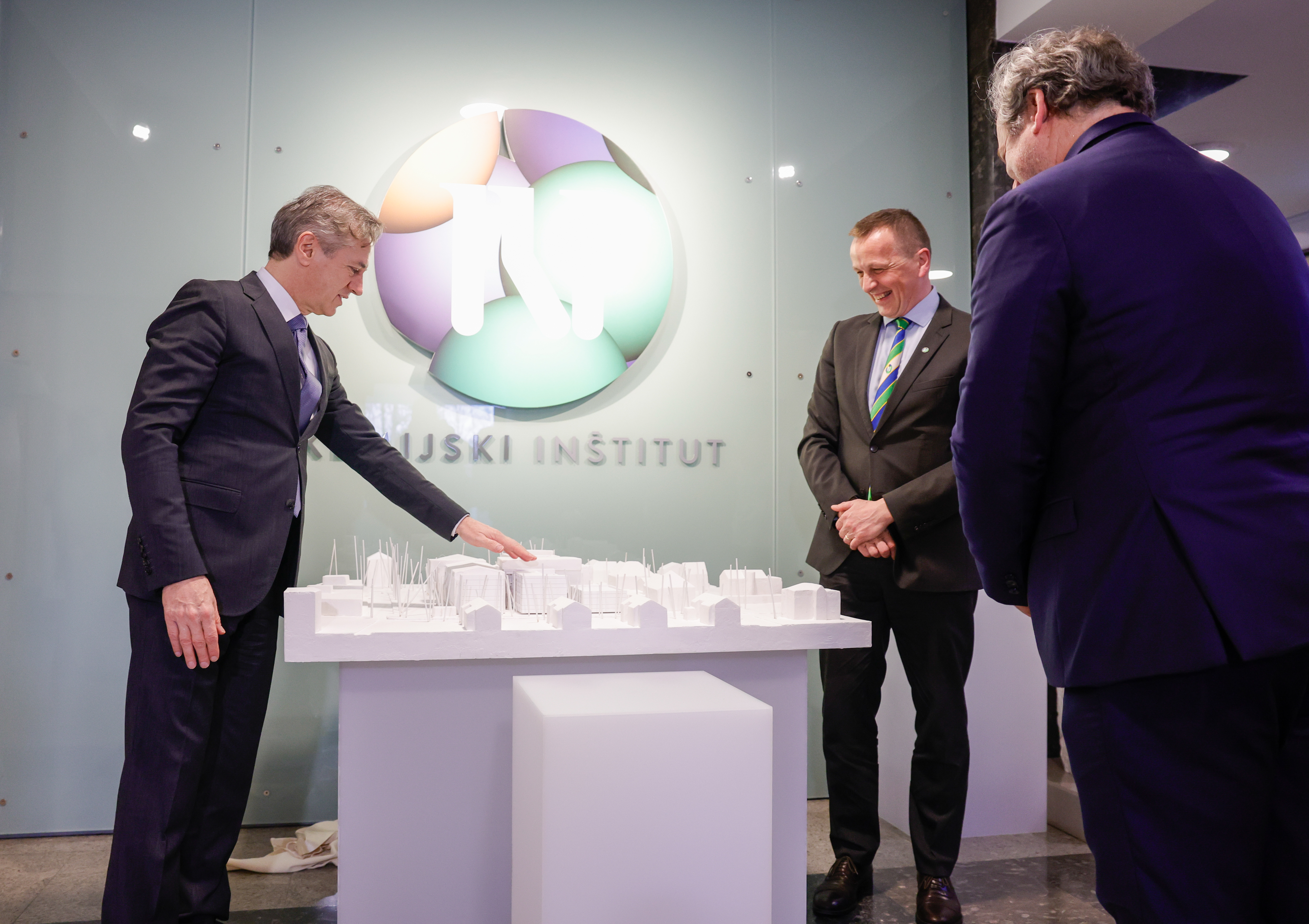 Kemijski inštitut, Robert Golob