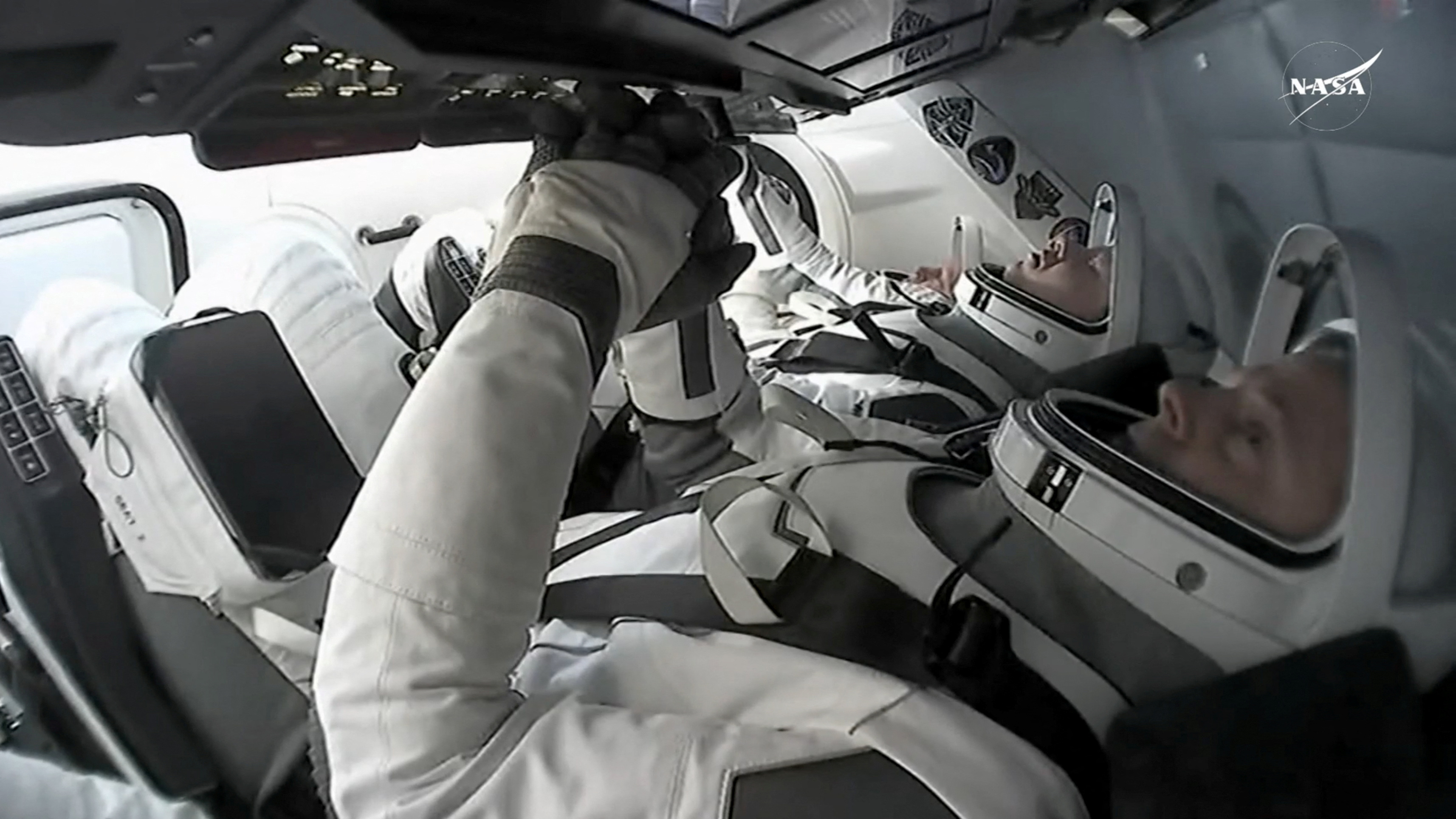 Sunita Williams in Barry Wilmore v kapsuli Dragon ob vrnitvi na Zemljo (Foto: REUTERS)