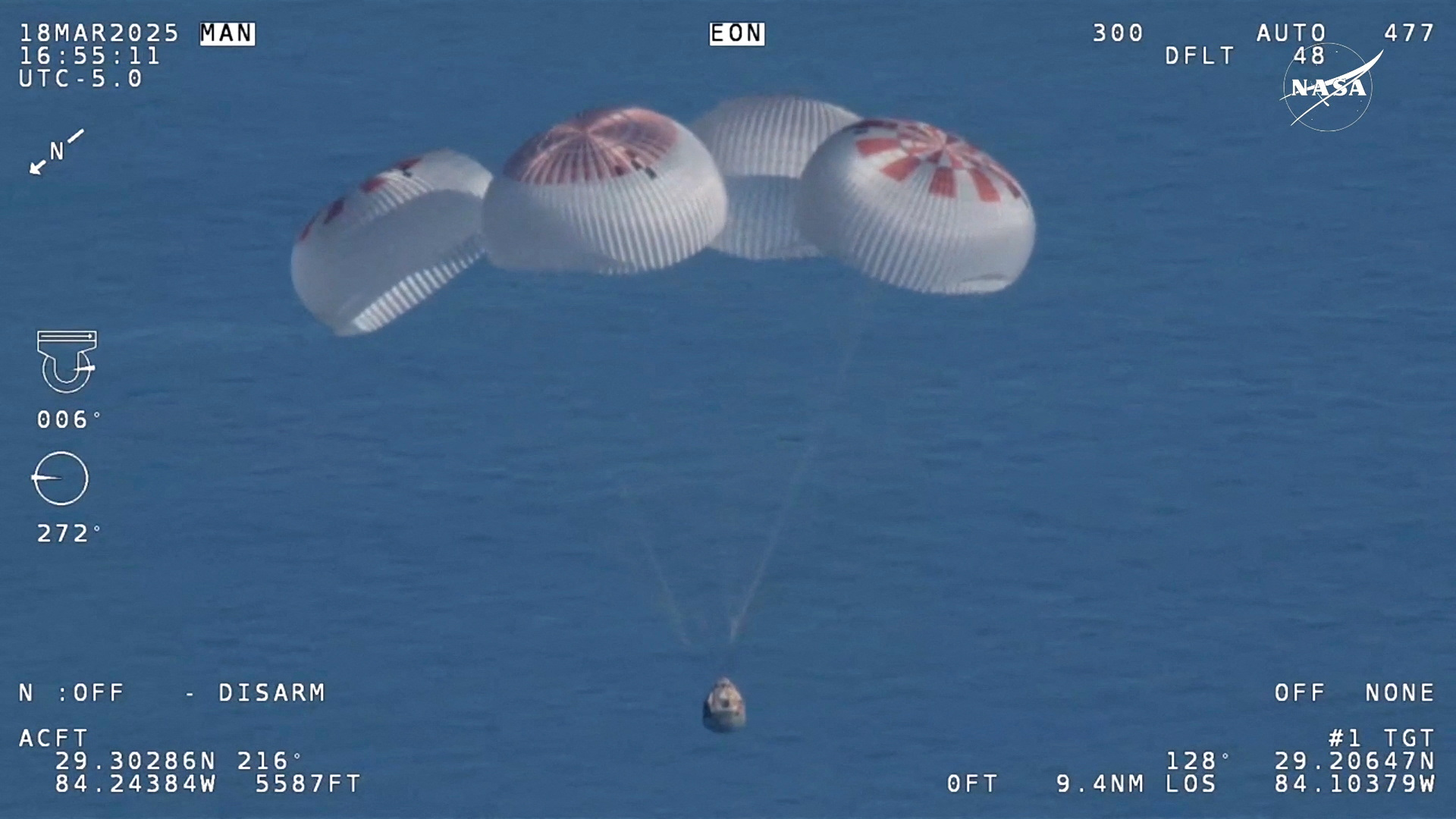 Kapsula Dragon pred pristankom v oceanu (Foto: REUTERS)