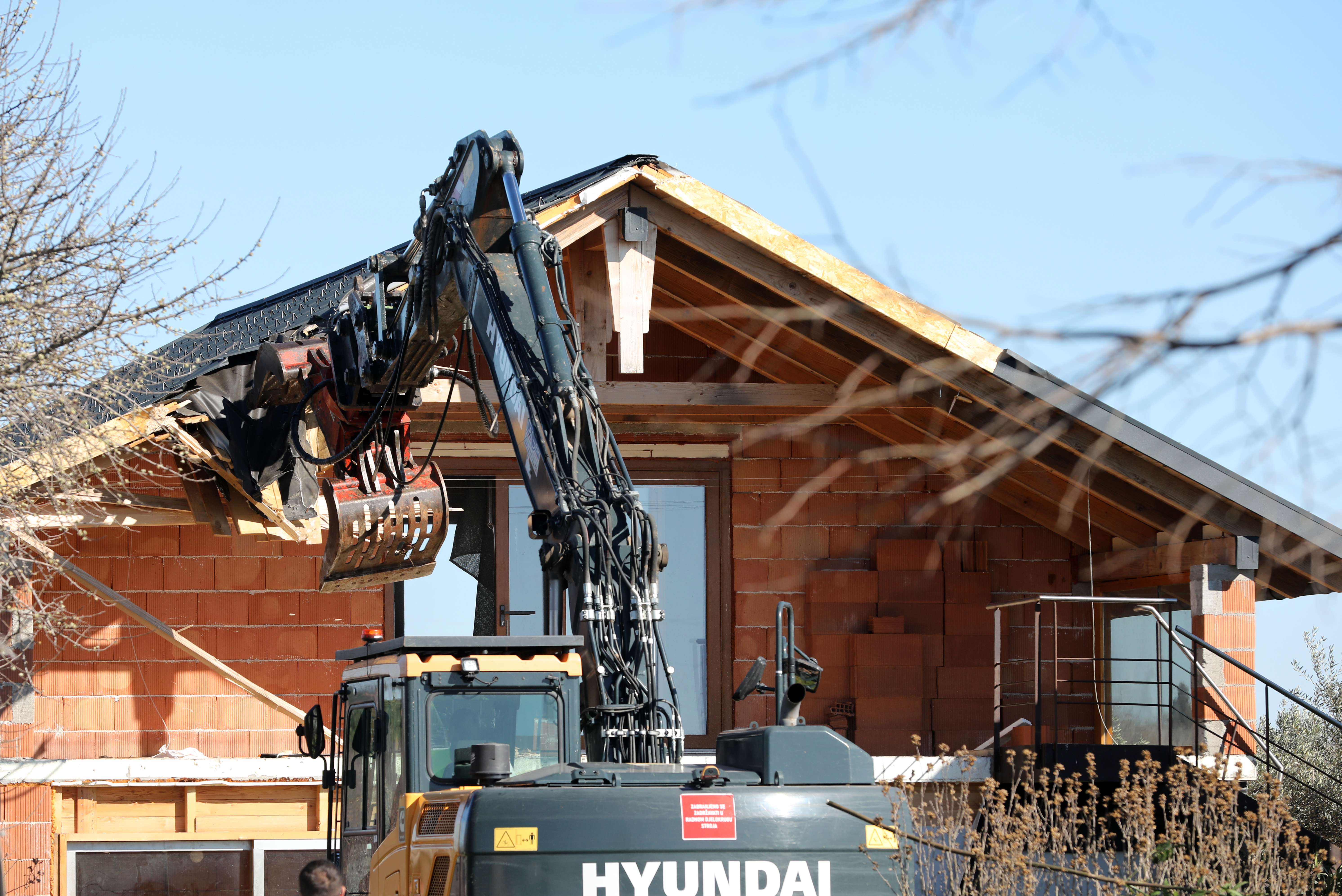 rušenje, črna gradnja, ilegalna gradnja, umag, hrvaška, istra