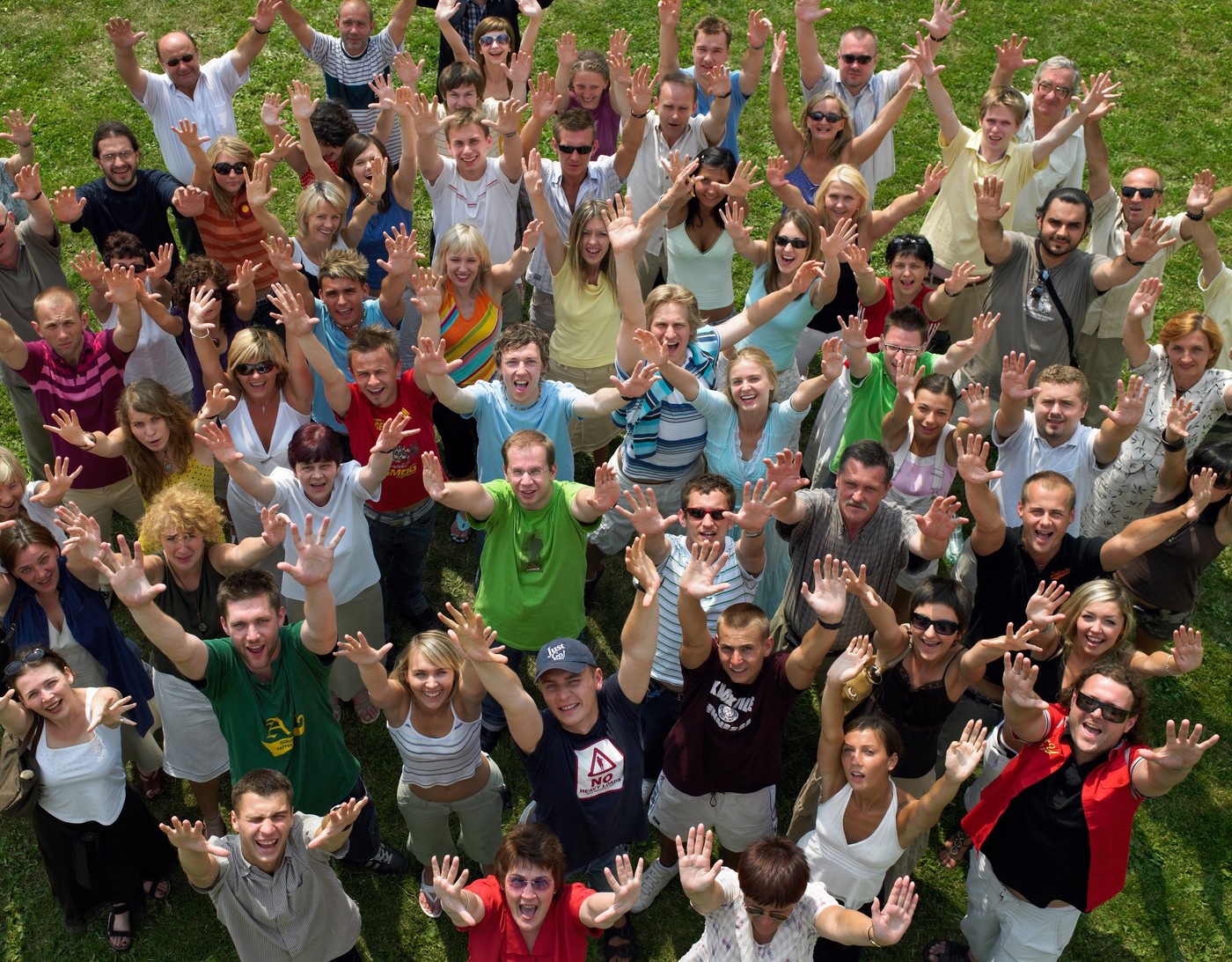 srečni ljudje, sreča, občutek sreče, veselje, množica, dvignjene roke