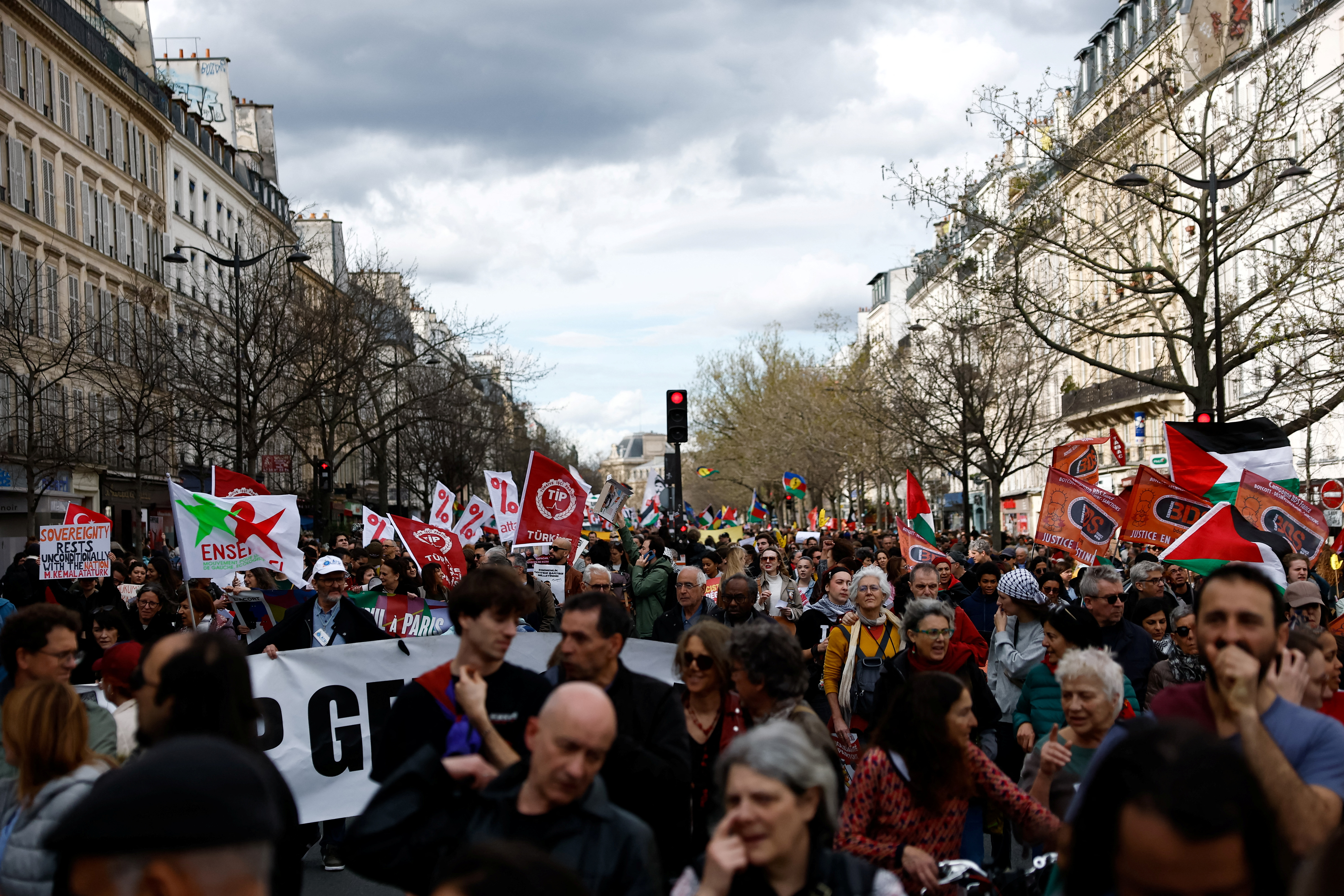 Protesti v Franciji (Foto: Sarah Meyssonnier/ REUTERS)