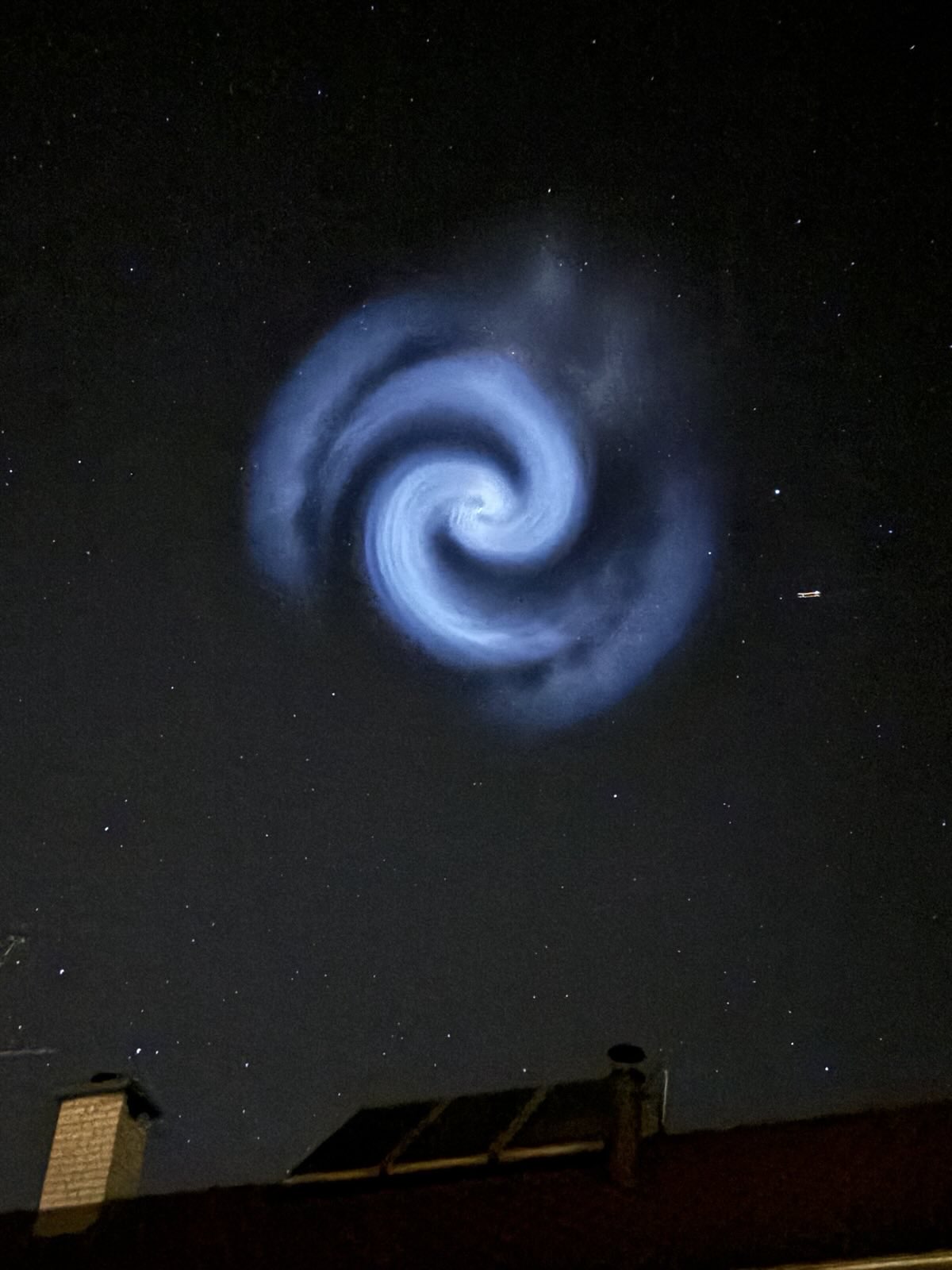 Spirala na nebu, ki jo ustvari gorivo rakete Falcona 9