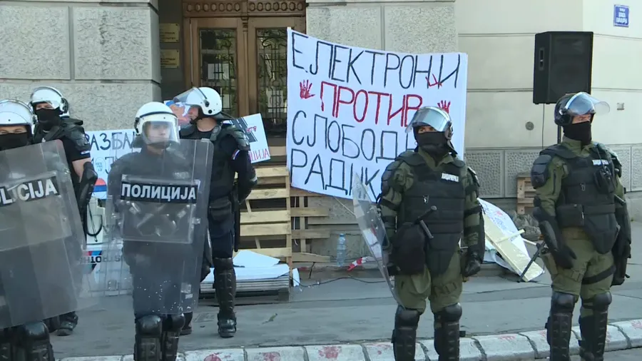 Policisti, ki nadzirajo protest v Novem Sadu.