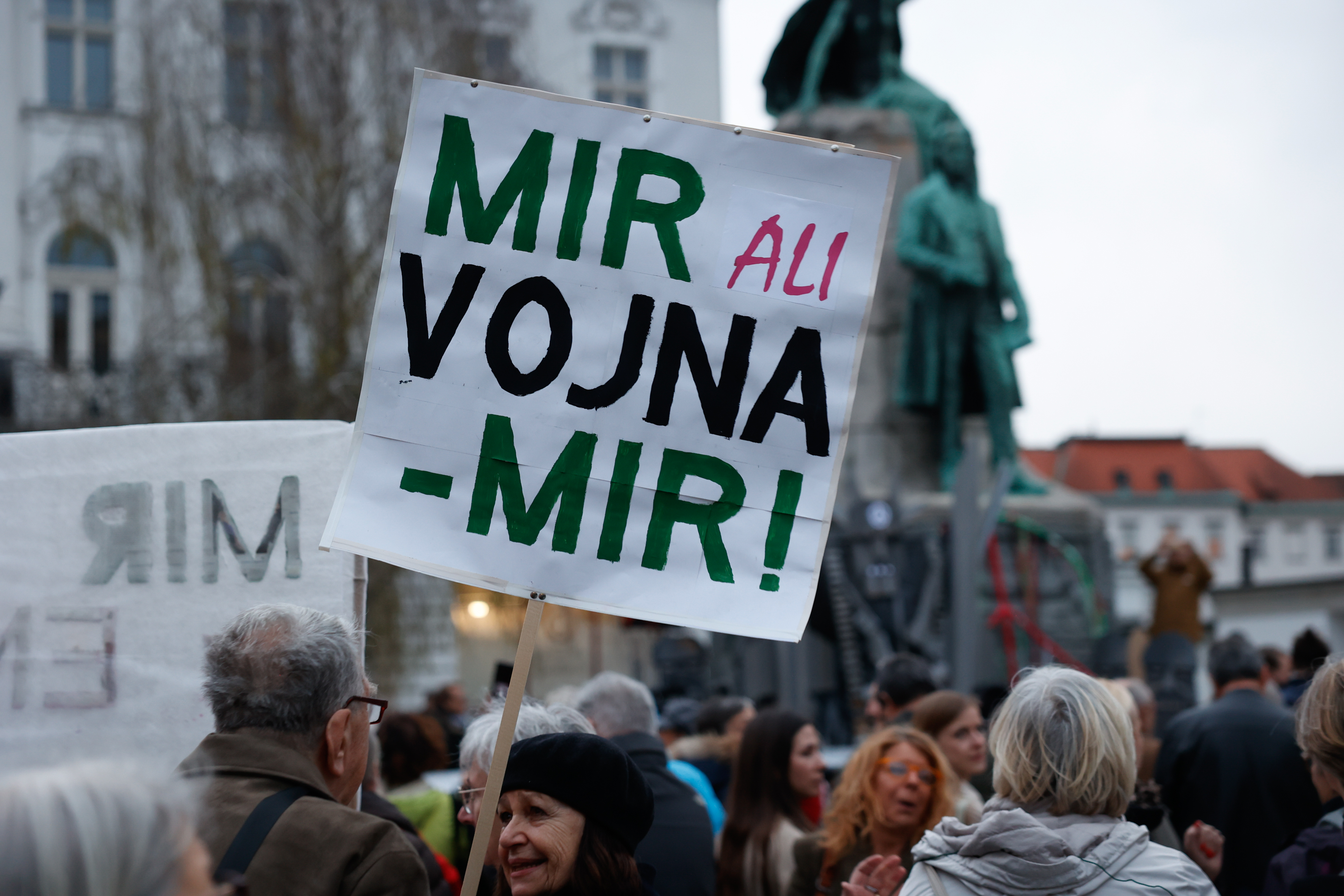 shod proti oboroževanju in za mir, mirovni inštitut, glas ljudstva, protest, shod, prešernov trg, ljubljana