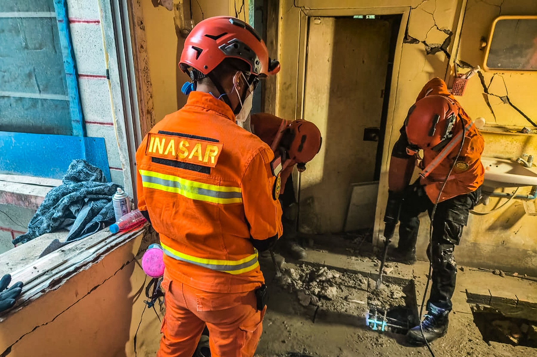 Reševalci v mestu Nepjido