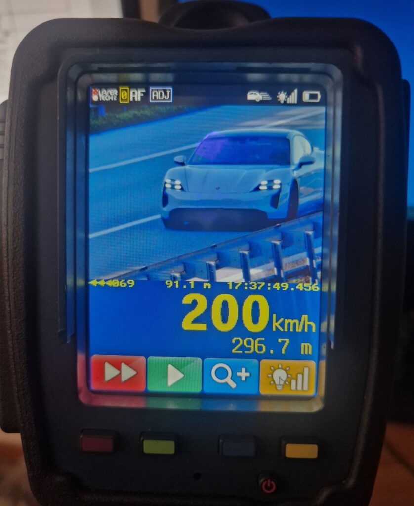 1743755885-FOTO-200-kmh-838x1024.jpg
