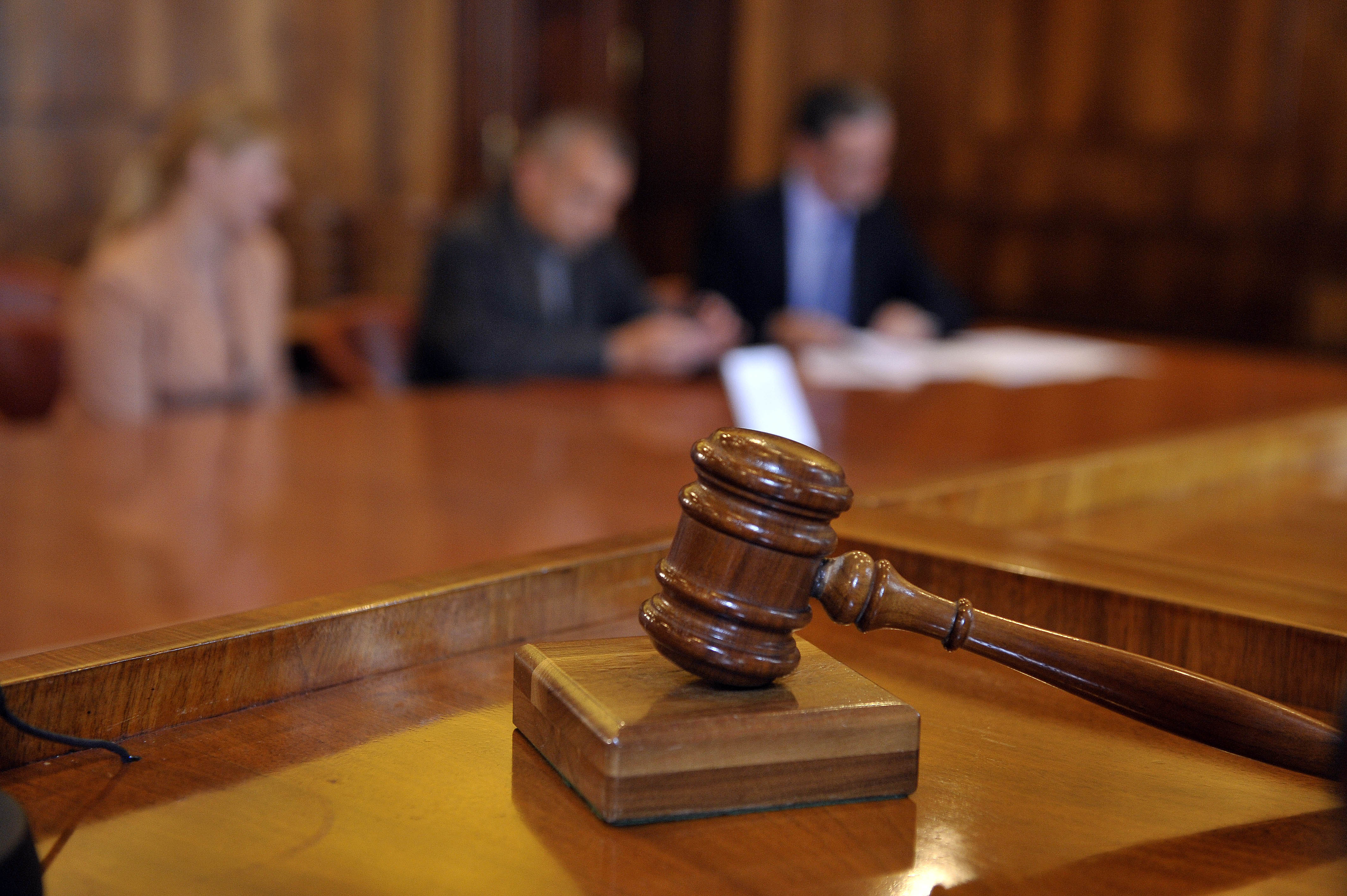 kladivce, sodniško kladivo, sodišče