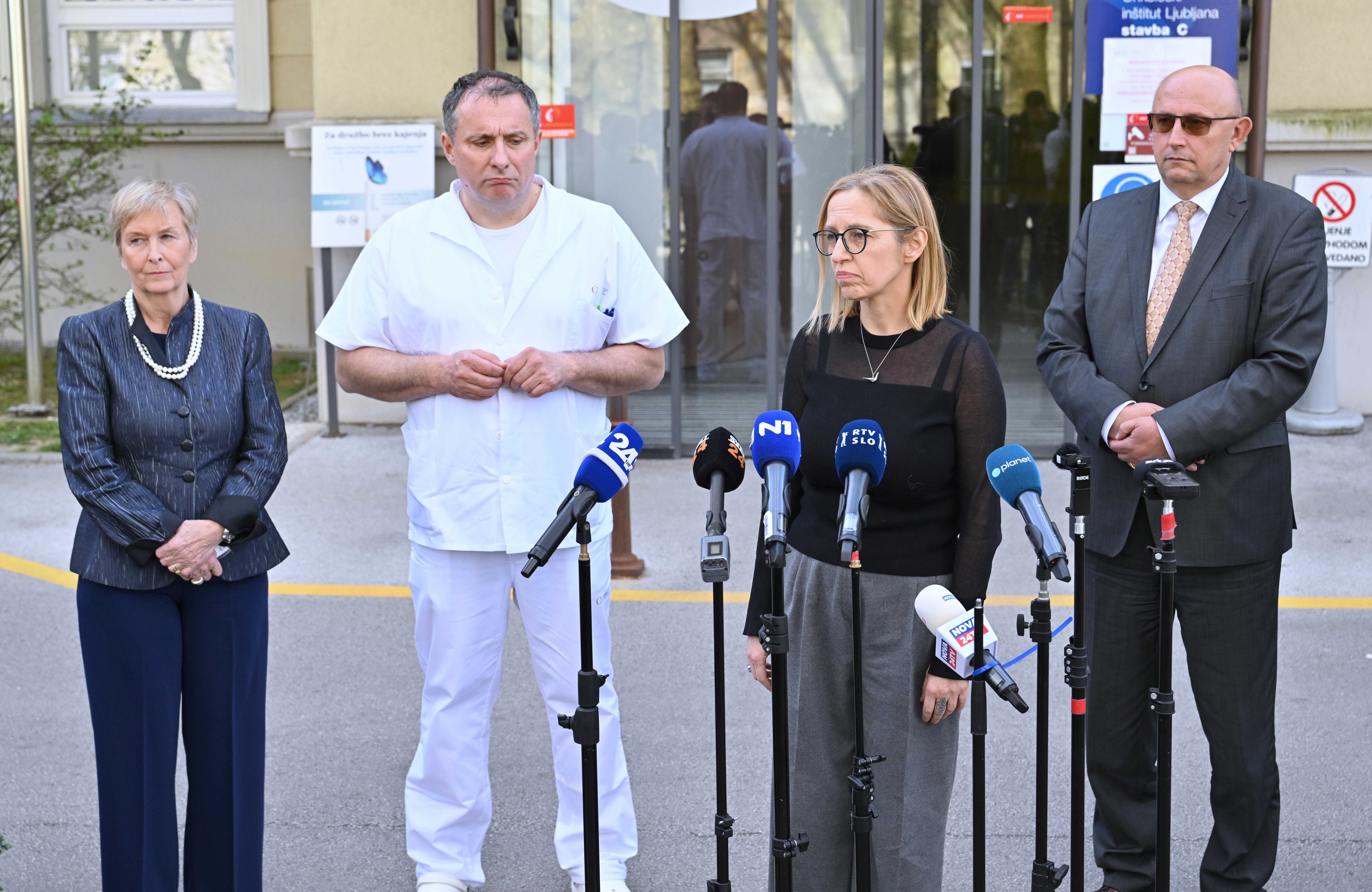 Obisk premierja Goloba in ministrice Prevolnik Rupel na Onkološkem inštitutu Ljubljana