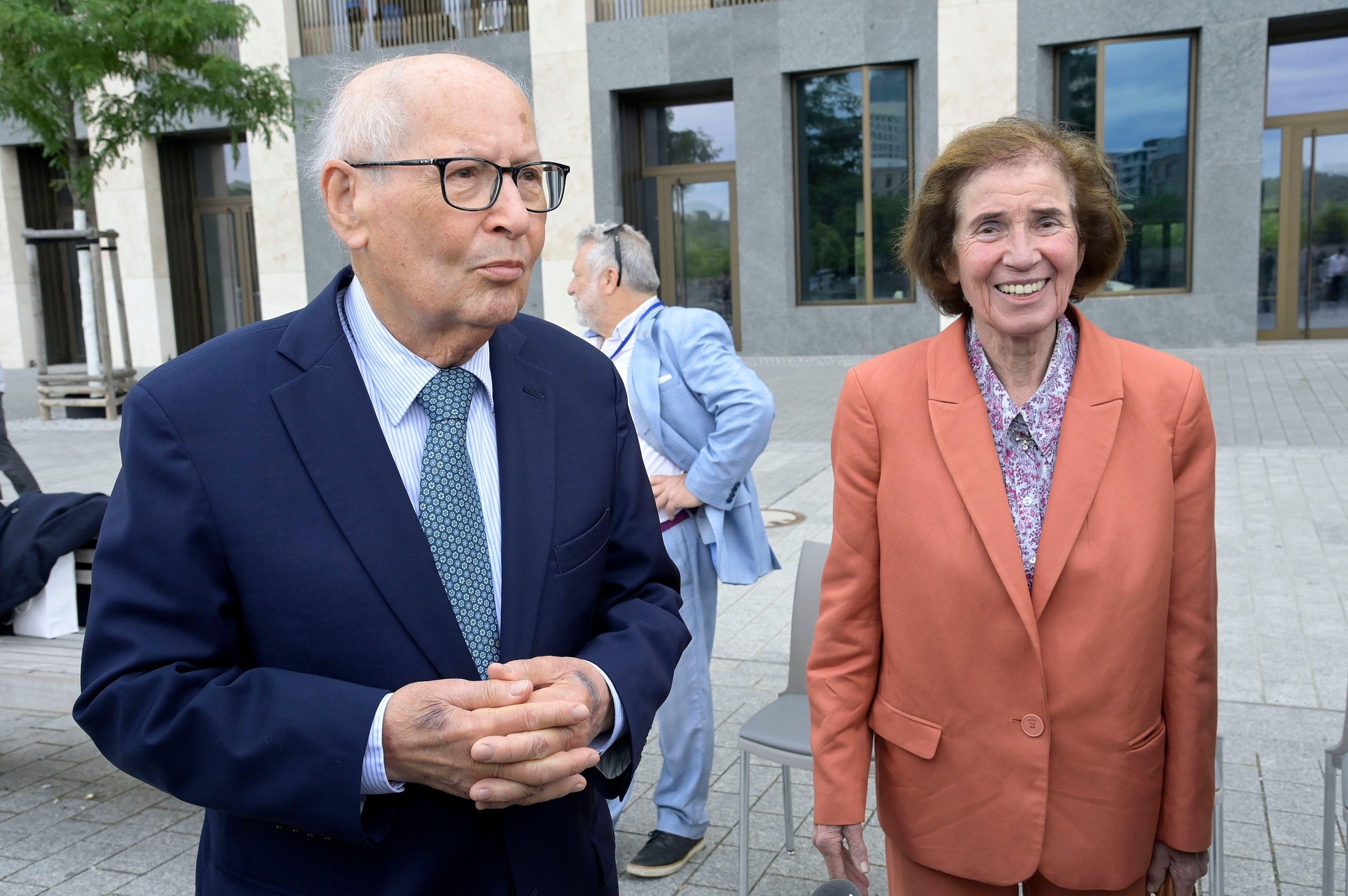 Serge Klarsfeld und Beate Klarsfeld bei der Kranzniederlegung am Denkmal für die ermordeten Juden Europas. Berlin, 27.05.2024