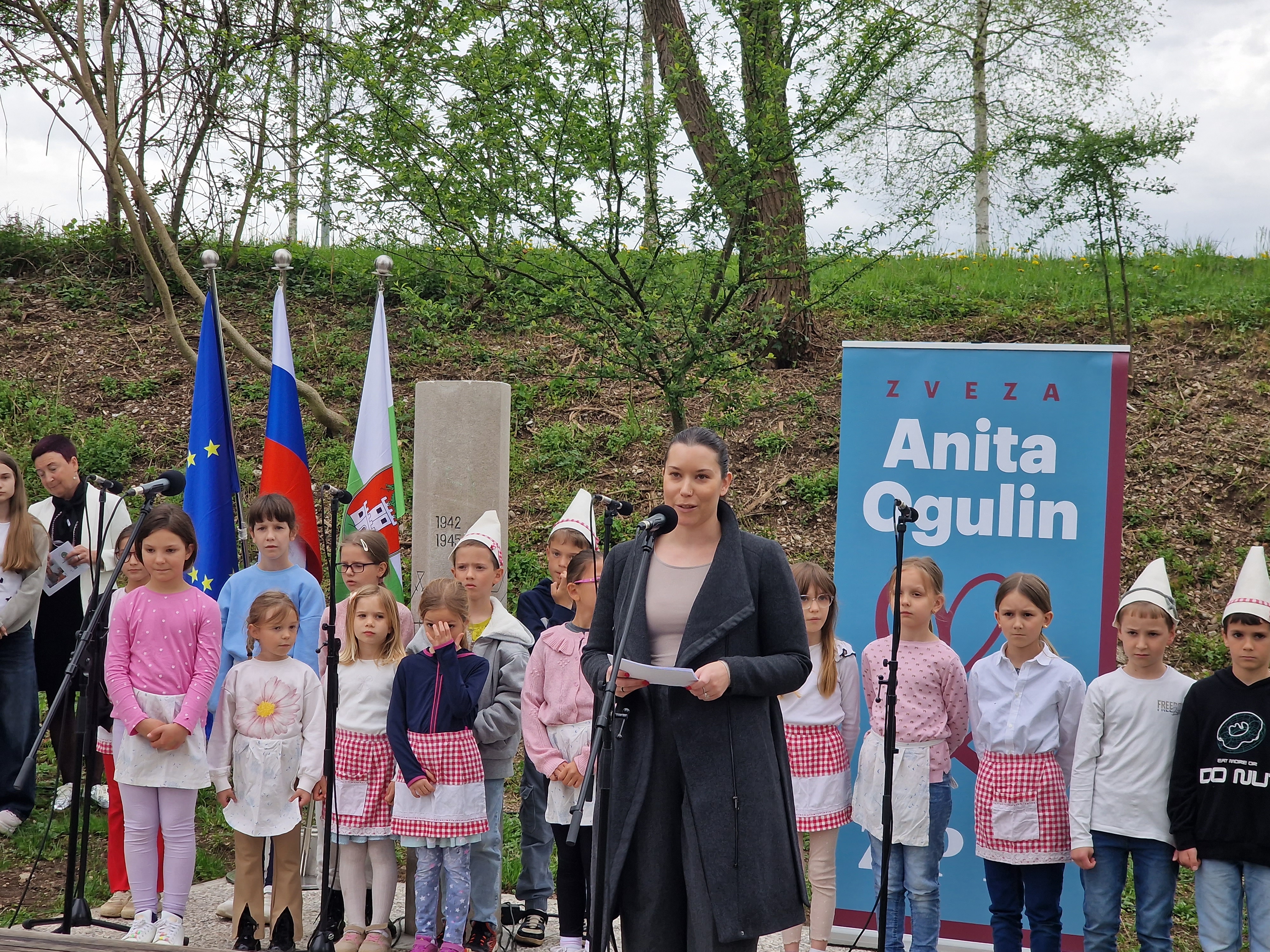 Anitino drevo in spominska tabla v spomin pokojni humanitarki Aniti Ogulin