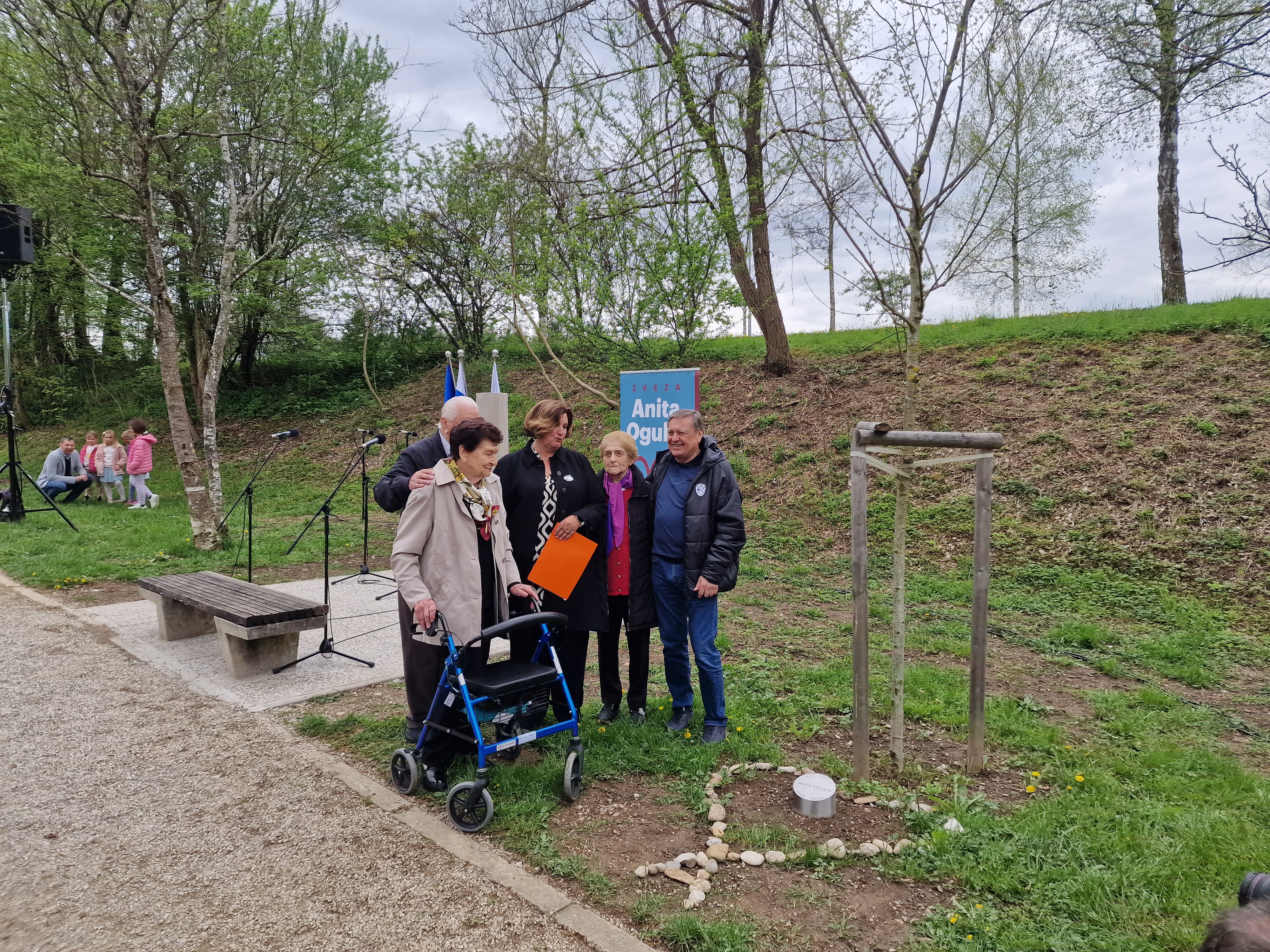 Anitino drevo in spominska tabla v spomin pokojni humanitarki Aniti Ogulin