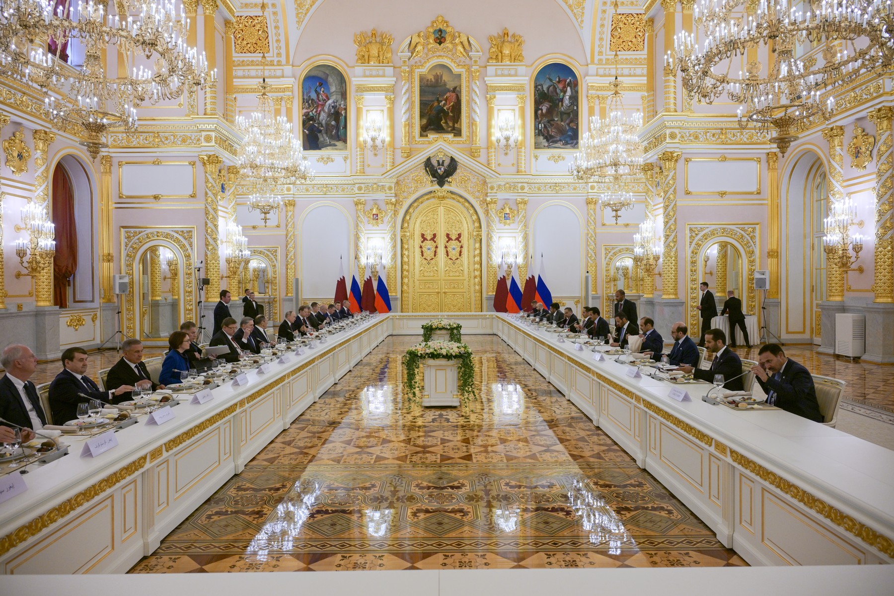 Srečanje katarskih in ruskih uradnikov v Moskvi