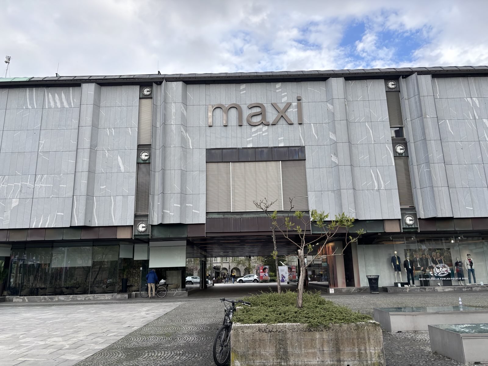 Maxi market