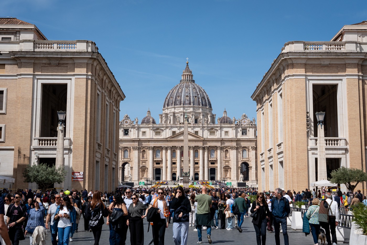 Množica se zbira v Vatikanu (Foto: PROFIMEDIA)