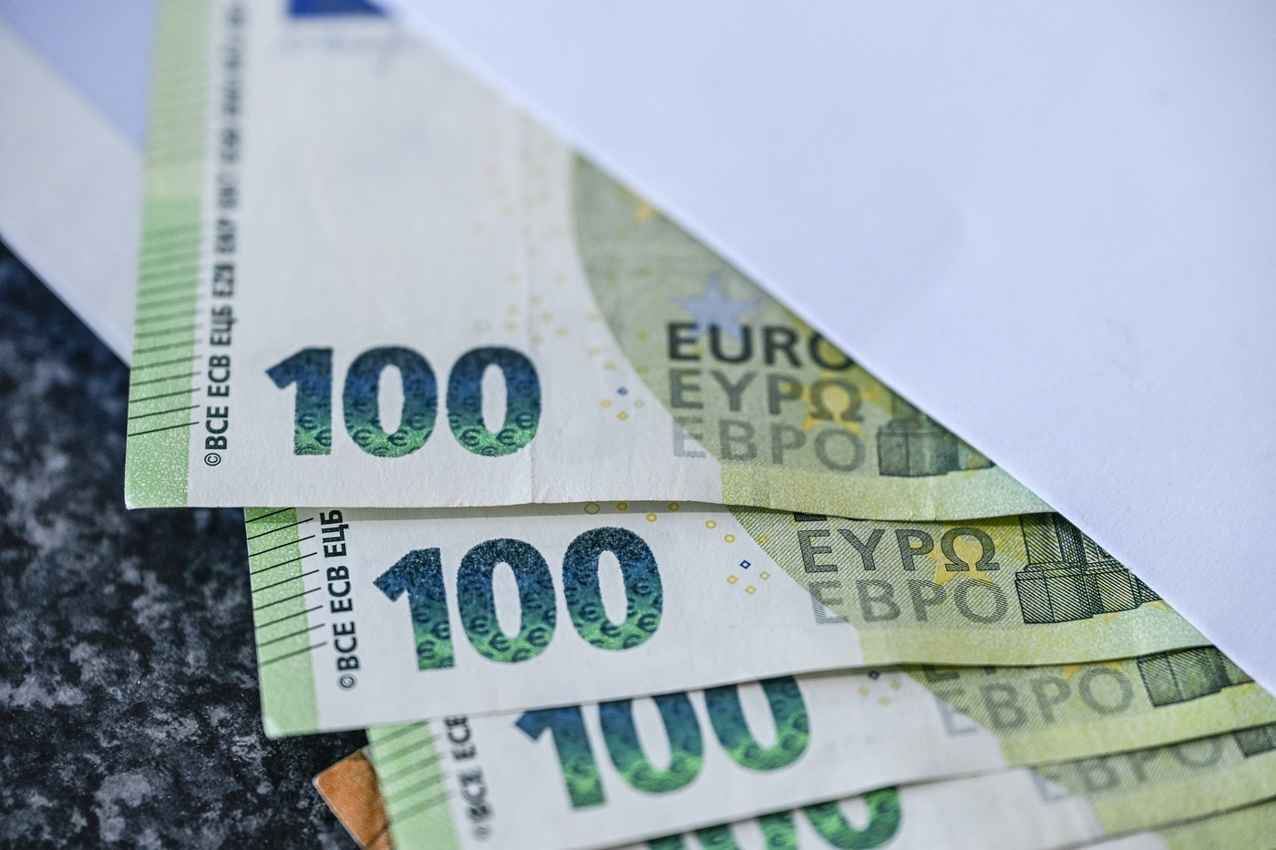 Euroscheine in einem Briefumschlagd
