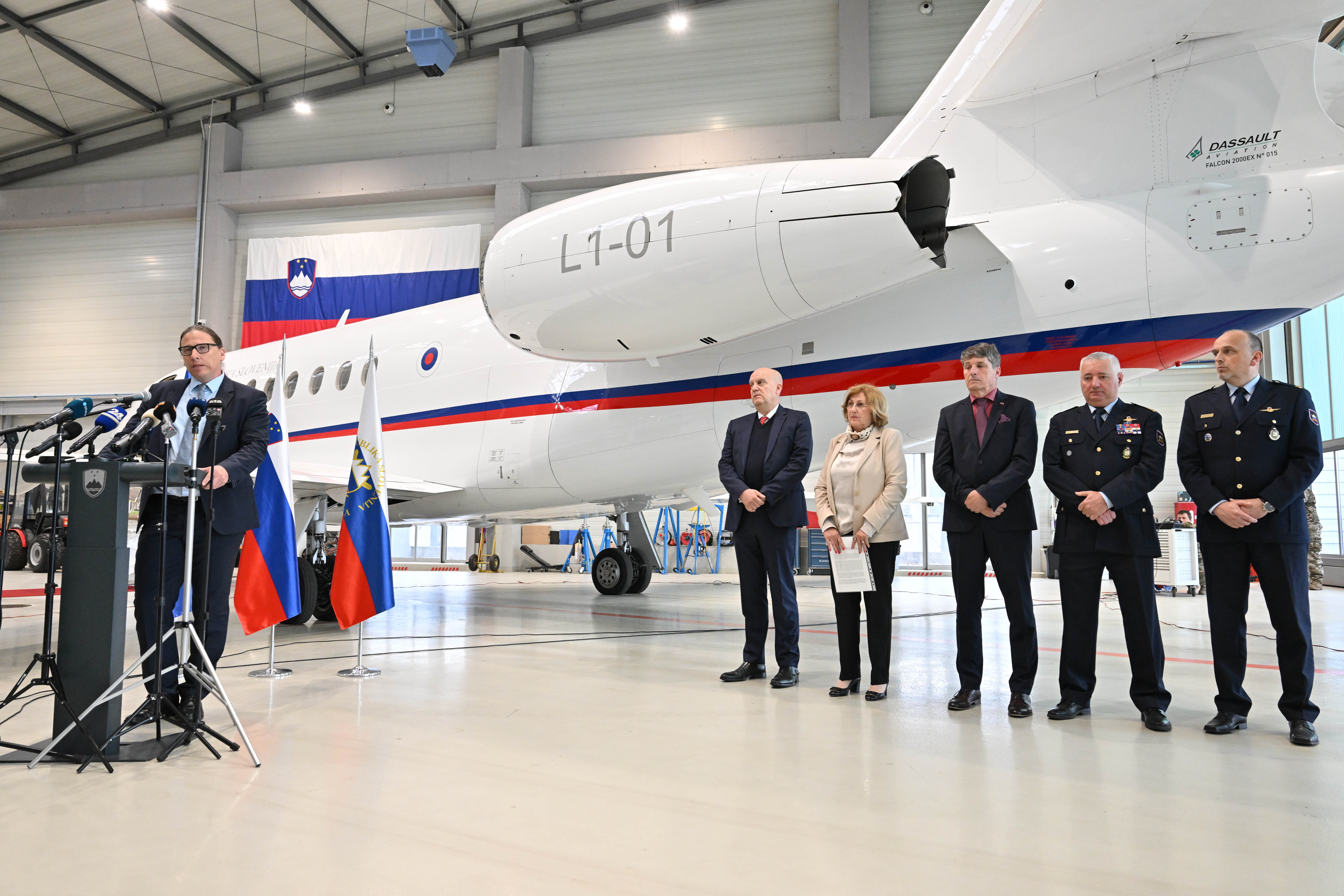 obletnica, novinarska konferenca, letalo falcon