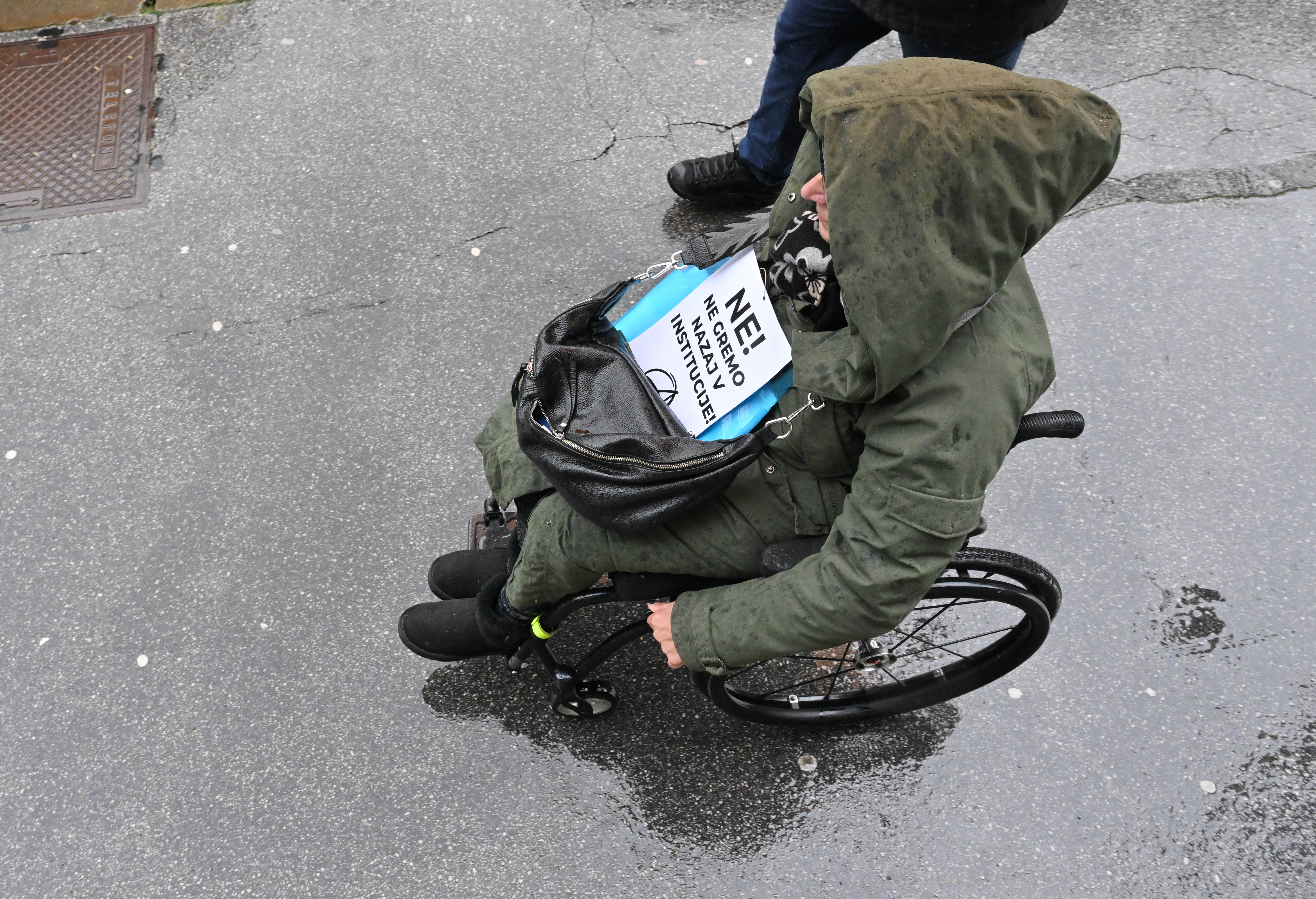 Protest osebnih asistentk in asistentov YHD