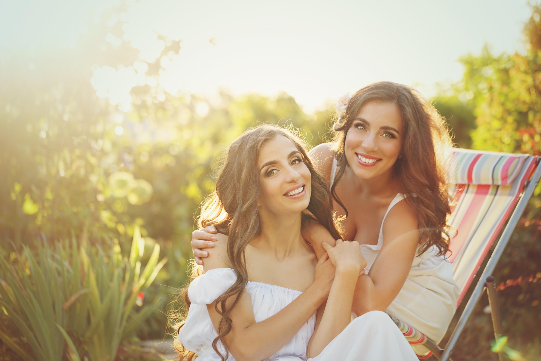 srečni ženski na vrtu