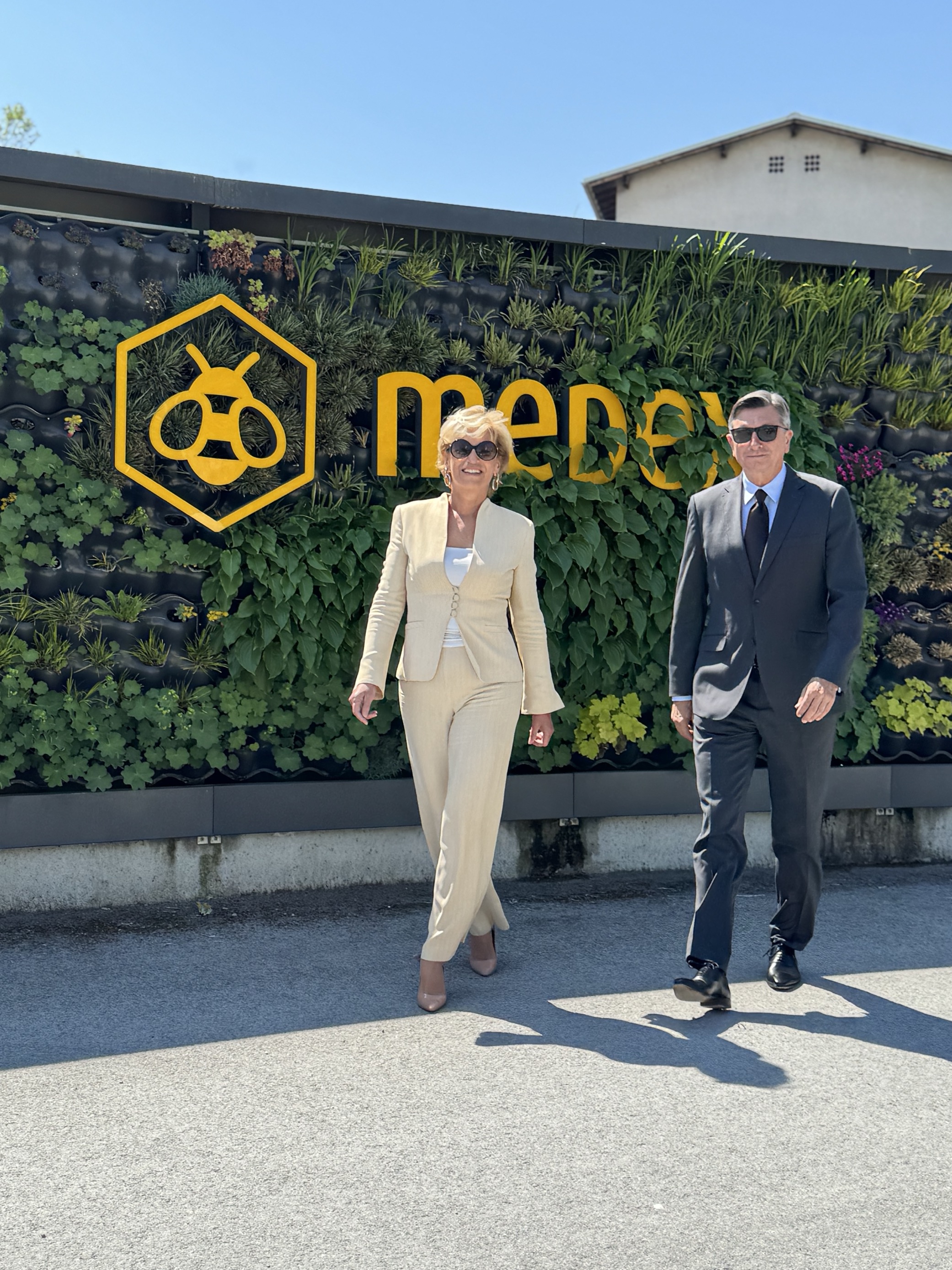 Borut Pahor in Aleša Mižigoj pred zeleno steno 1(1)