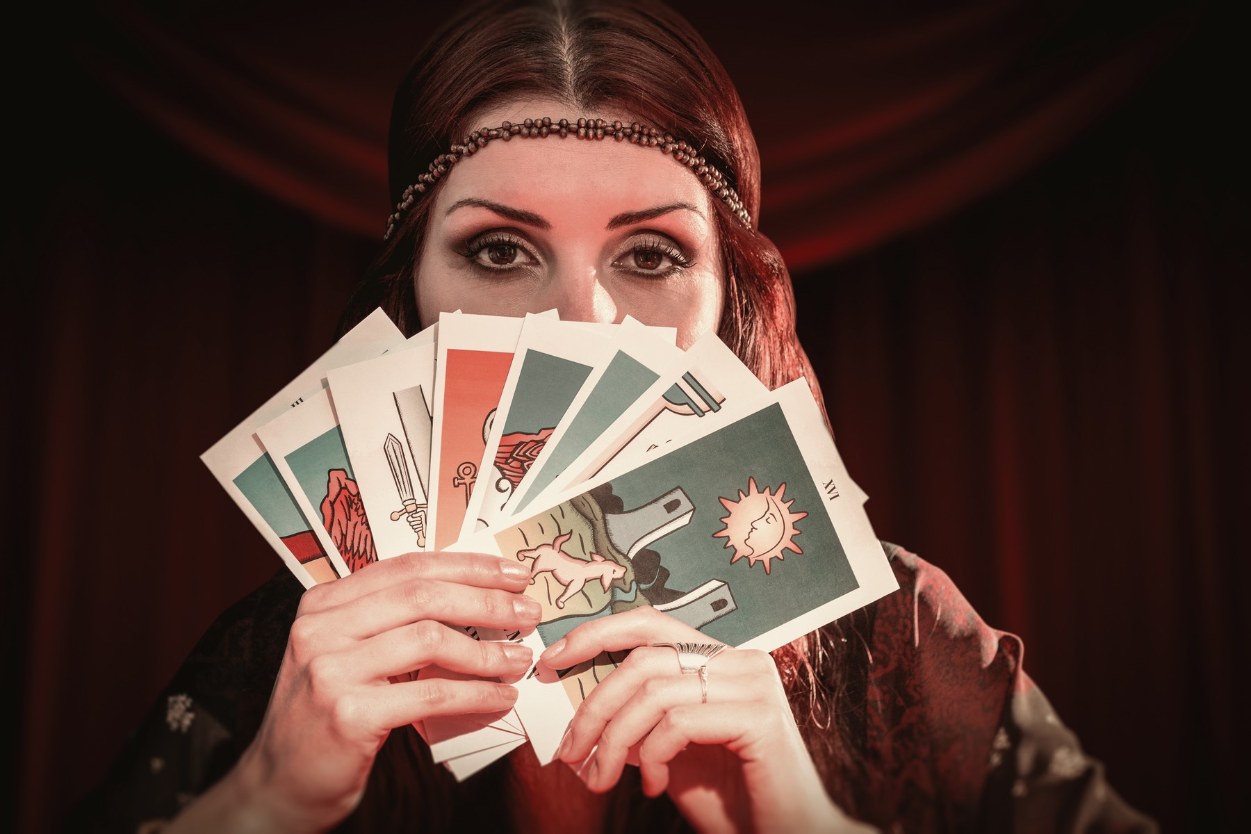 ženska s tarot kartami