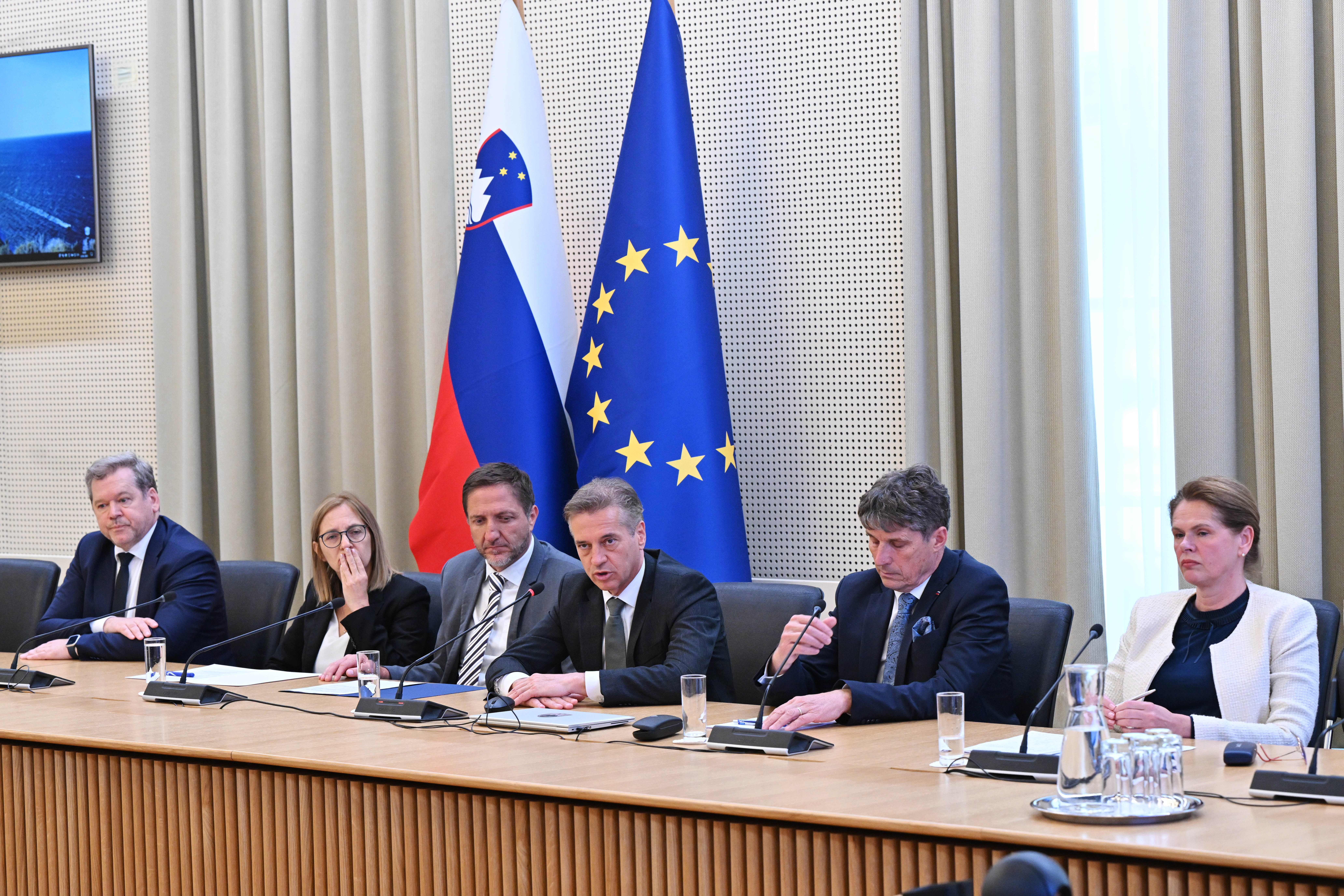 Vlada o obrambni resoluciji