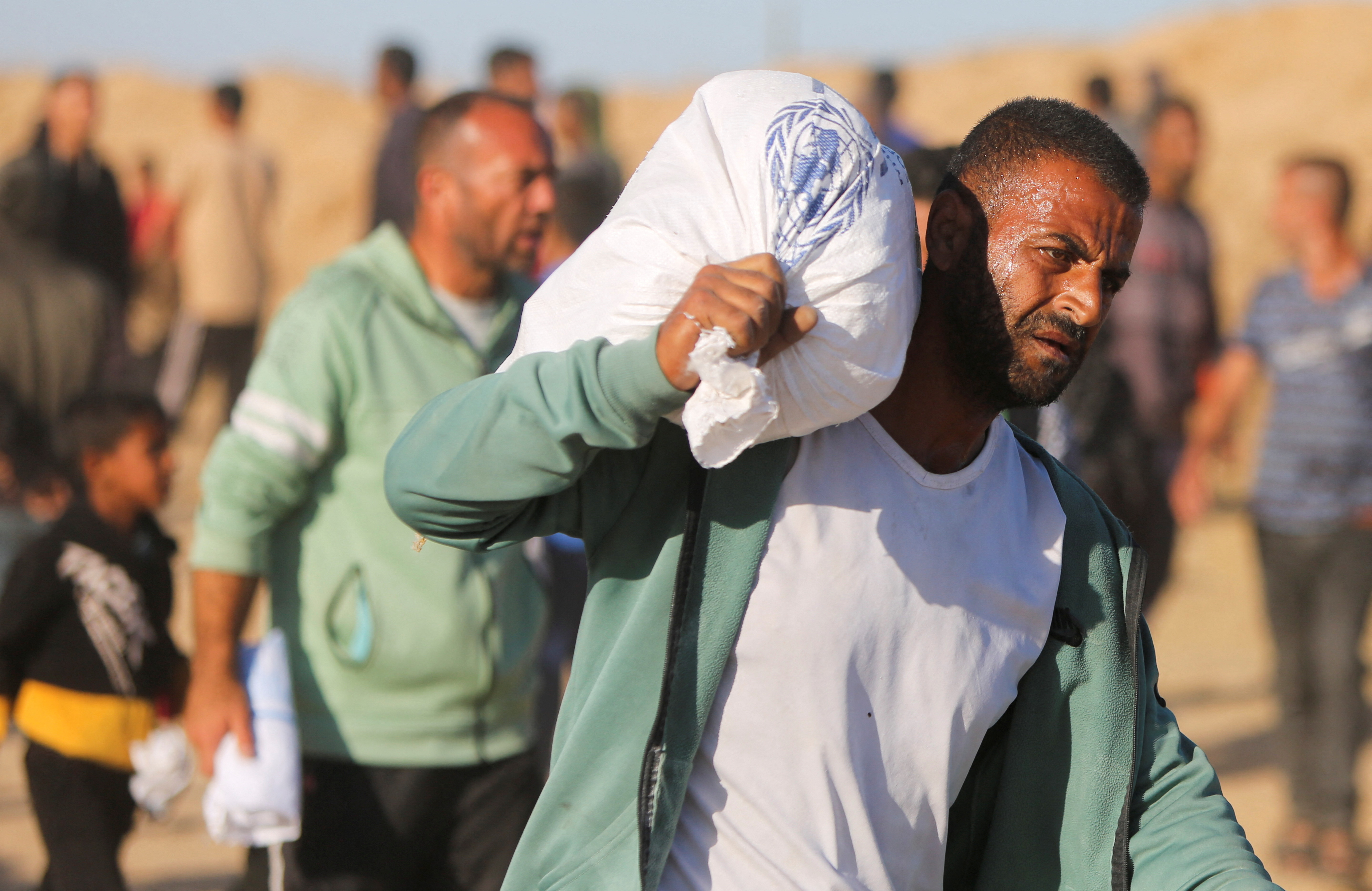 Prebivalec Gaze z vrečo humanitarne pomoči