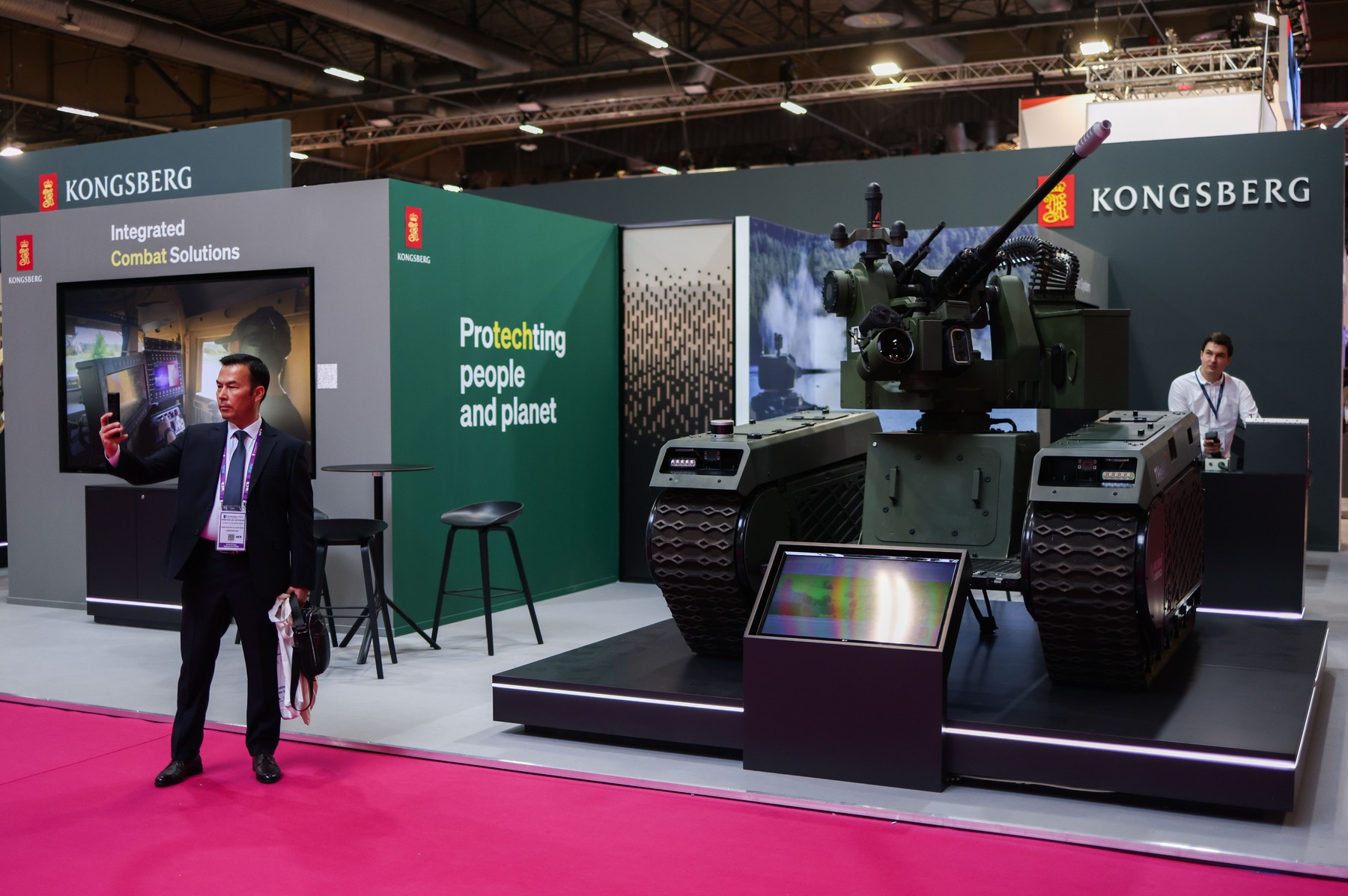 Predstavitev Kongsbergovih izdelkov na mednarodnem obrambnem sejmu v Parizu.