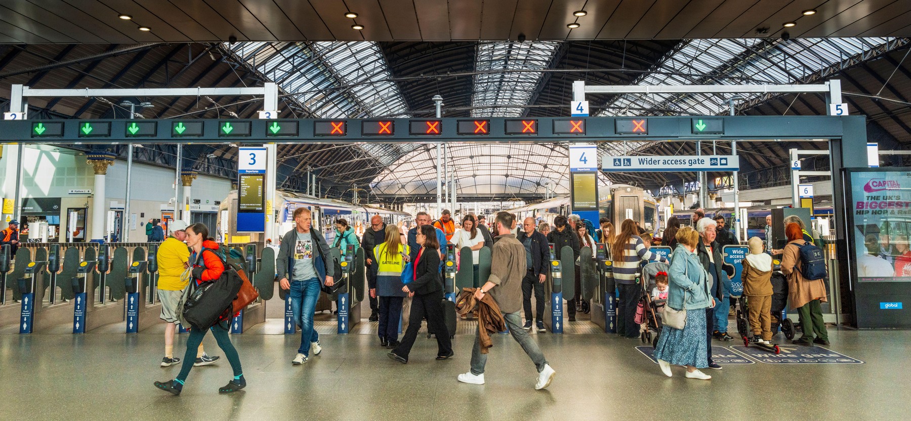 Ljudje se sprehajajo po železniški postaji v Glasgowu