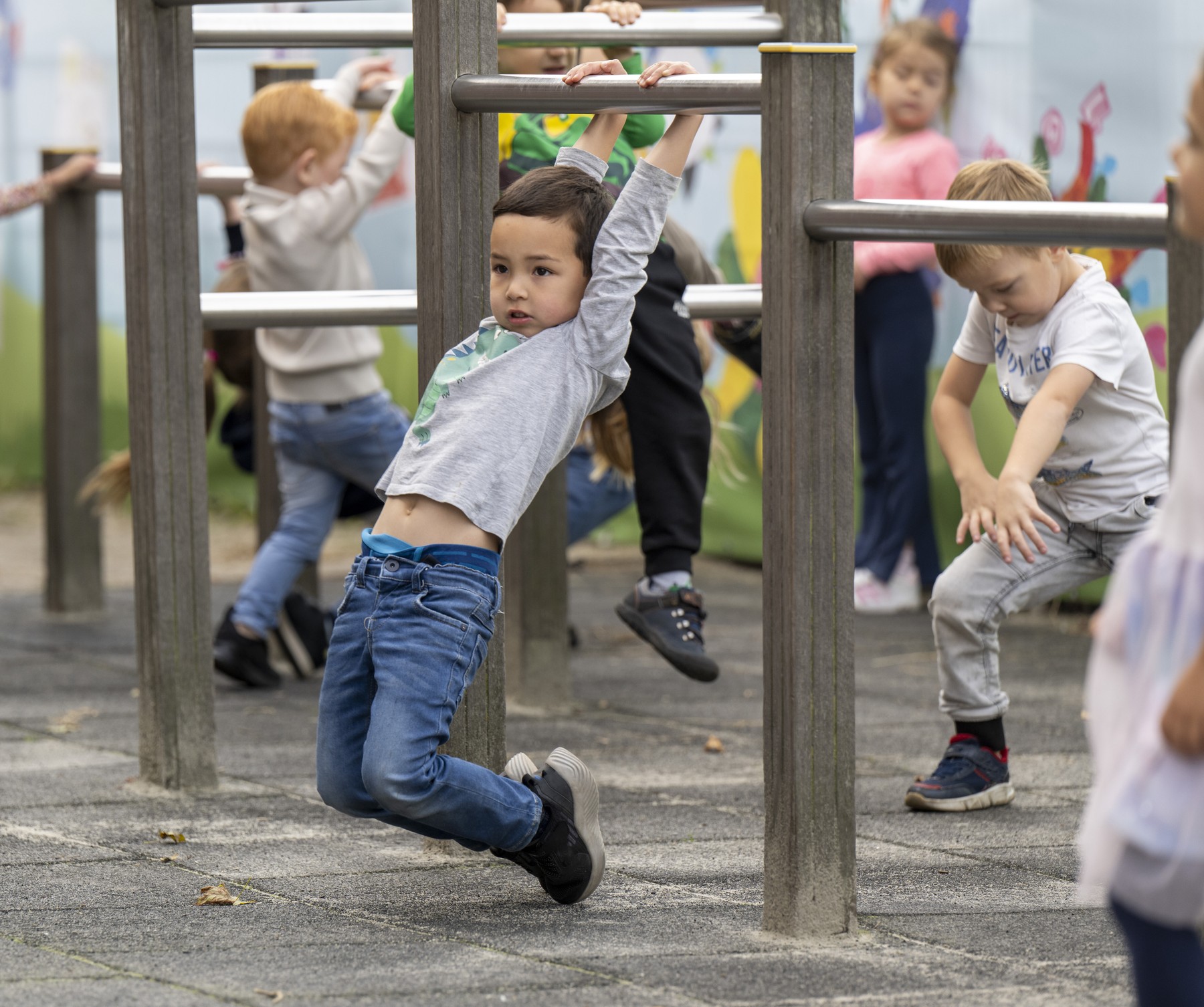 Deček se igra na otroškem igrišču.