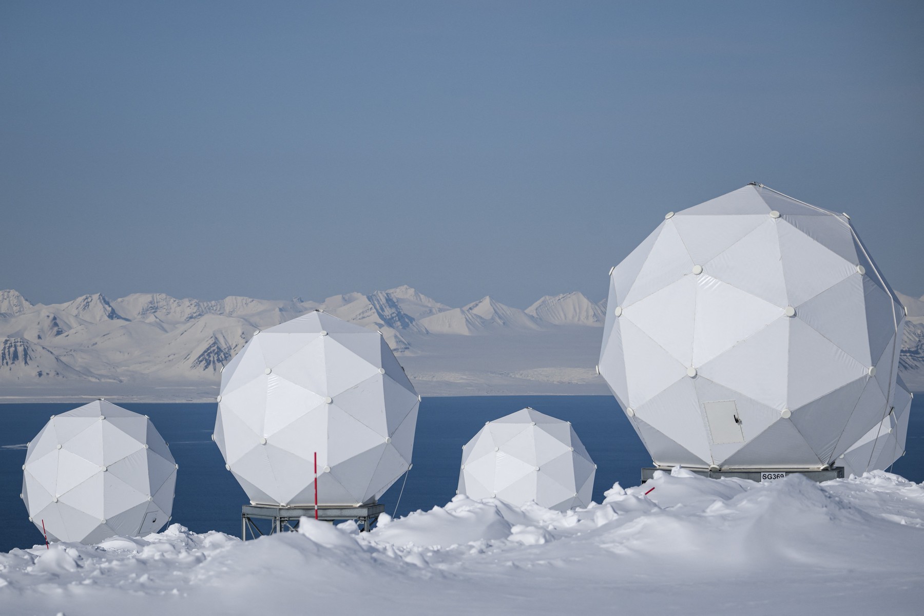 Telekomunikacijske kupole satelitske družbe KSAT v Kongsbergu na Norveškem.