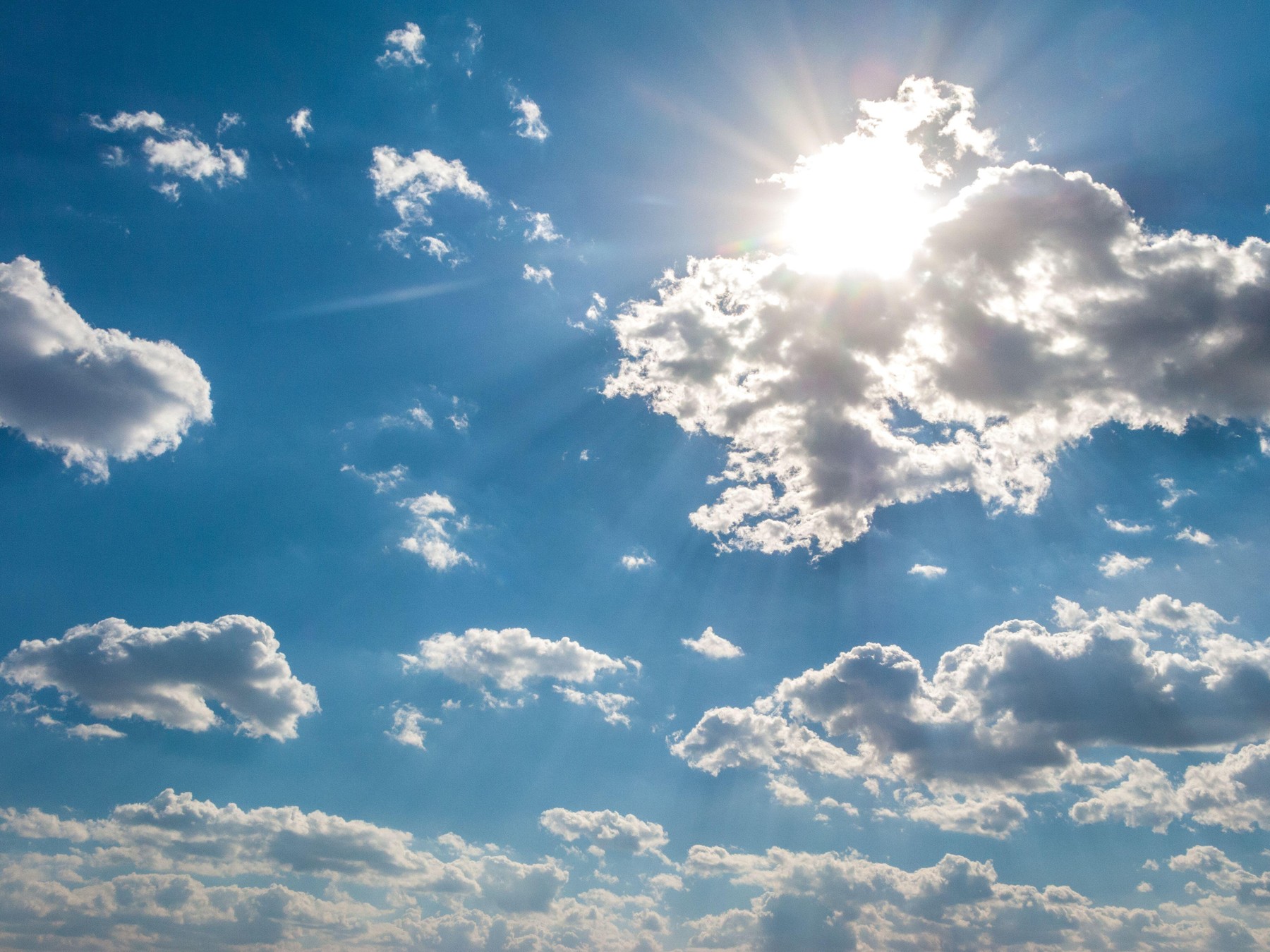 Sonce sije izza oblakov.