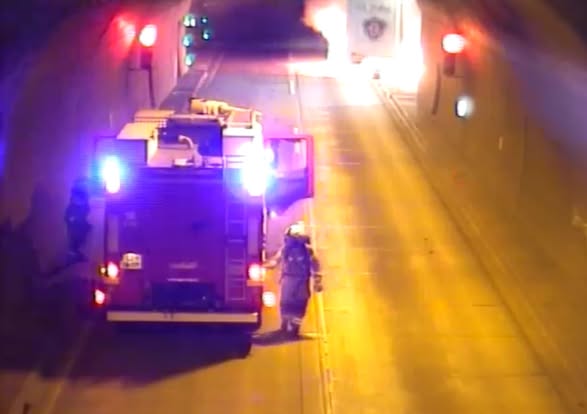 Goreči tovornjak v predoru Trojane