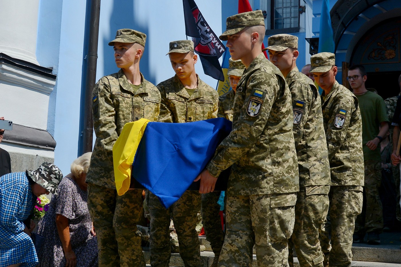 Ukrajinski vojaki nosijo krsto