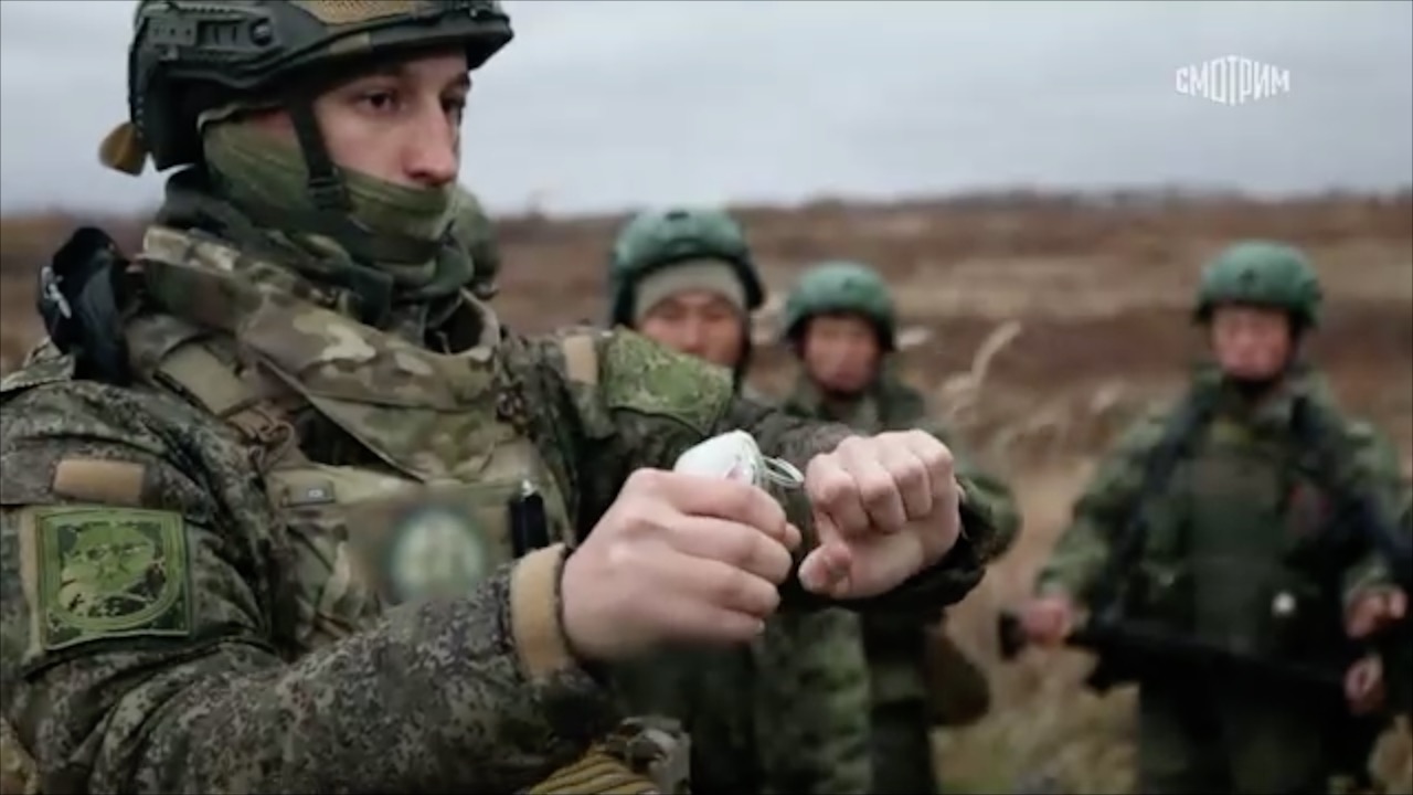 Ruski vojak usposablja severnokorejske