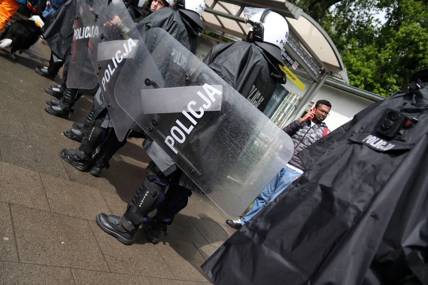 Policija na paradi ponosa v Krakovu na Poljskem.