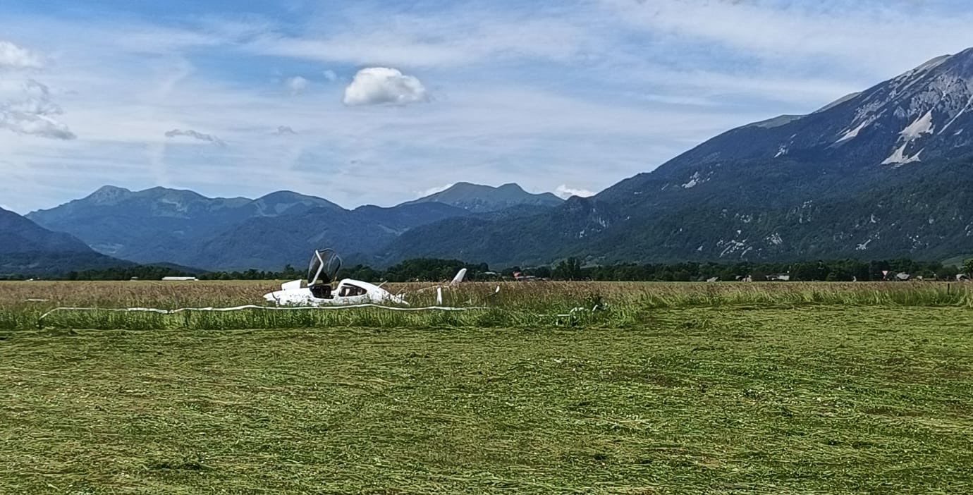 Nesreča pri pristanku letala v Lescah
